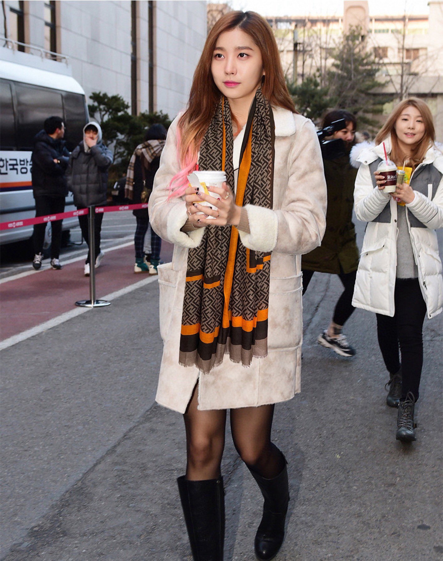 。新款2025 F家最新款银丝【FF银丝印花长巾】💟 度假及日常都非常好搭配的款😍订】一看到就想去旅游‼