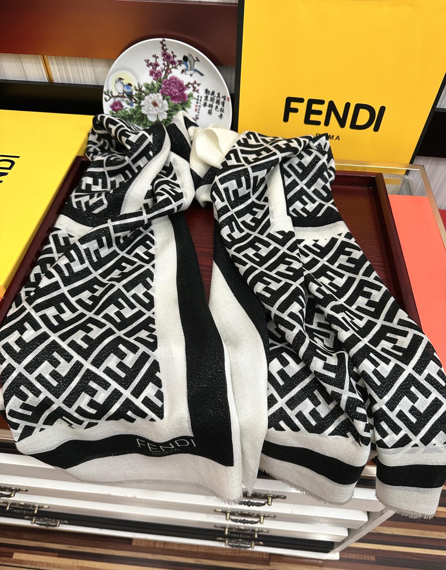 。新款2025 F家最新款银丝【FF银丝印花长巾】💟 度假及日常都非常好搭配的款😍订】一看到就想去旅游‼