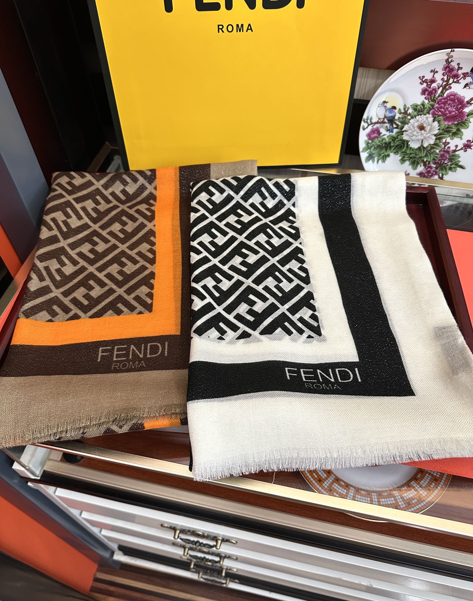 。新款2025 F家最新款银丝【FF银丝印花长巾】💟 度假及日常都非常好搭配的款😍订】一看到就想去旅游‼