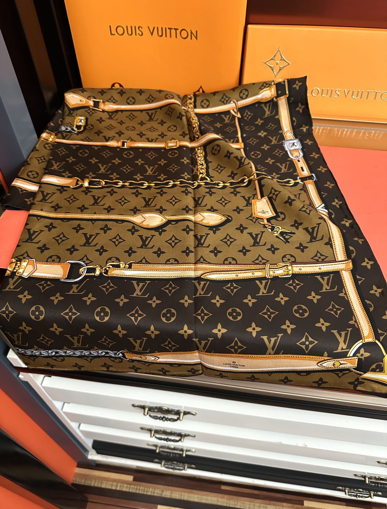 上新，L家 2025年最新款。💃💄女神及日常都非常好搭配的款😍平时穿搭也非常好搭配，整个人看起来都会神采