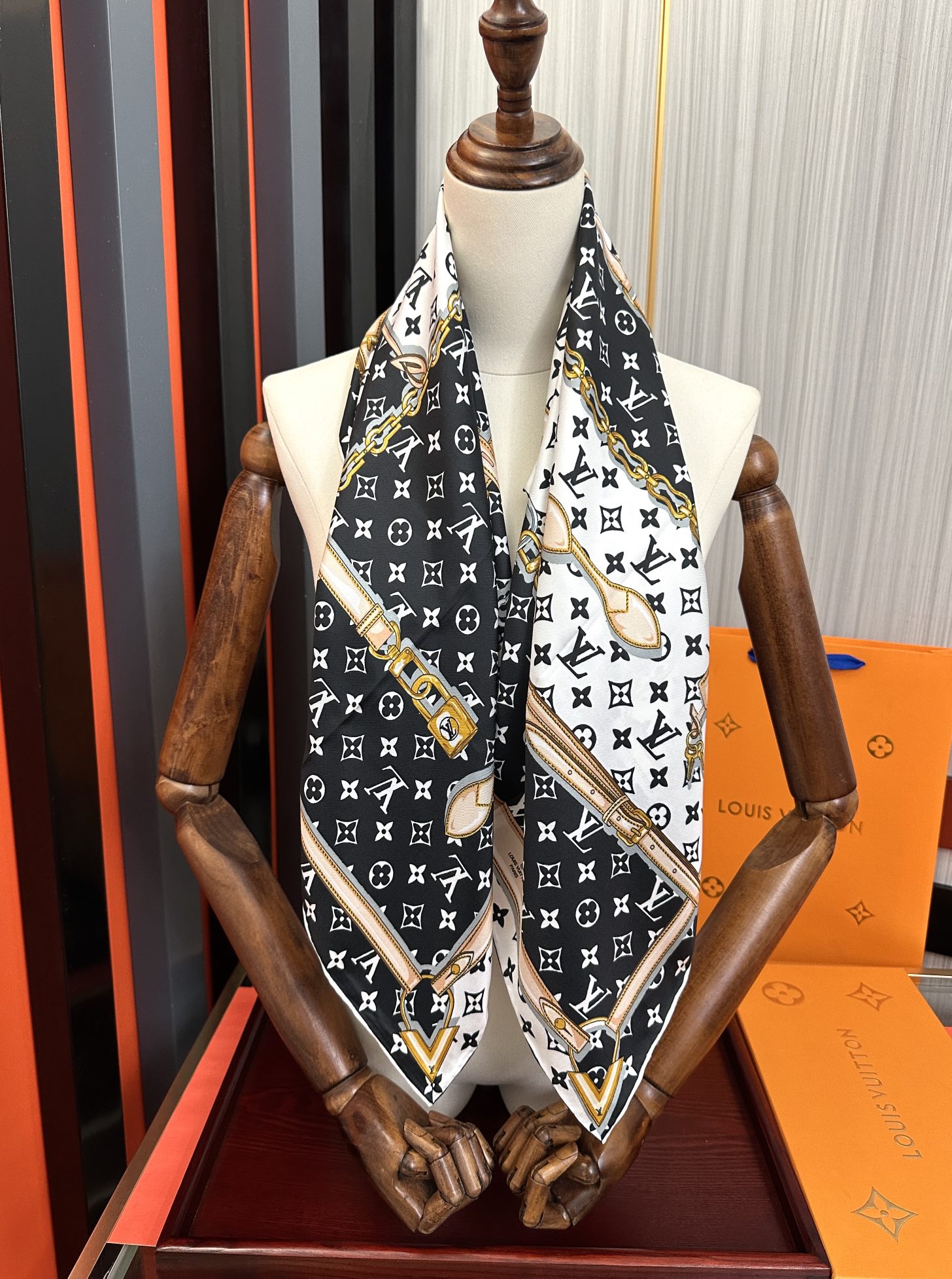 上新，L家 2025年最新款。💃💄女神及日常都非常好搭配的款😍平时穿搭也非常好搭配，整个人看起来都会神采