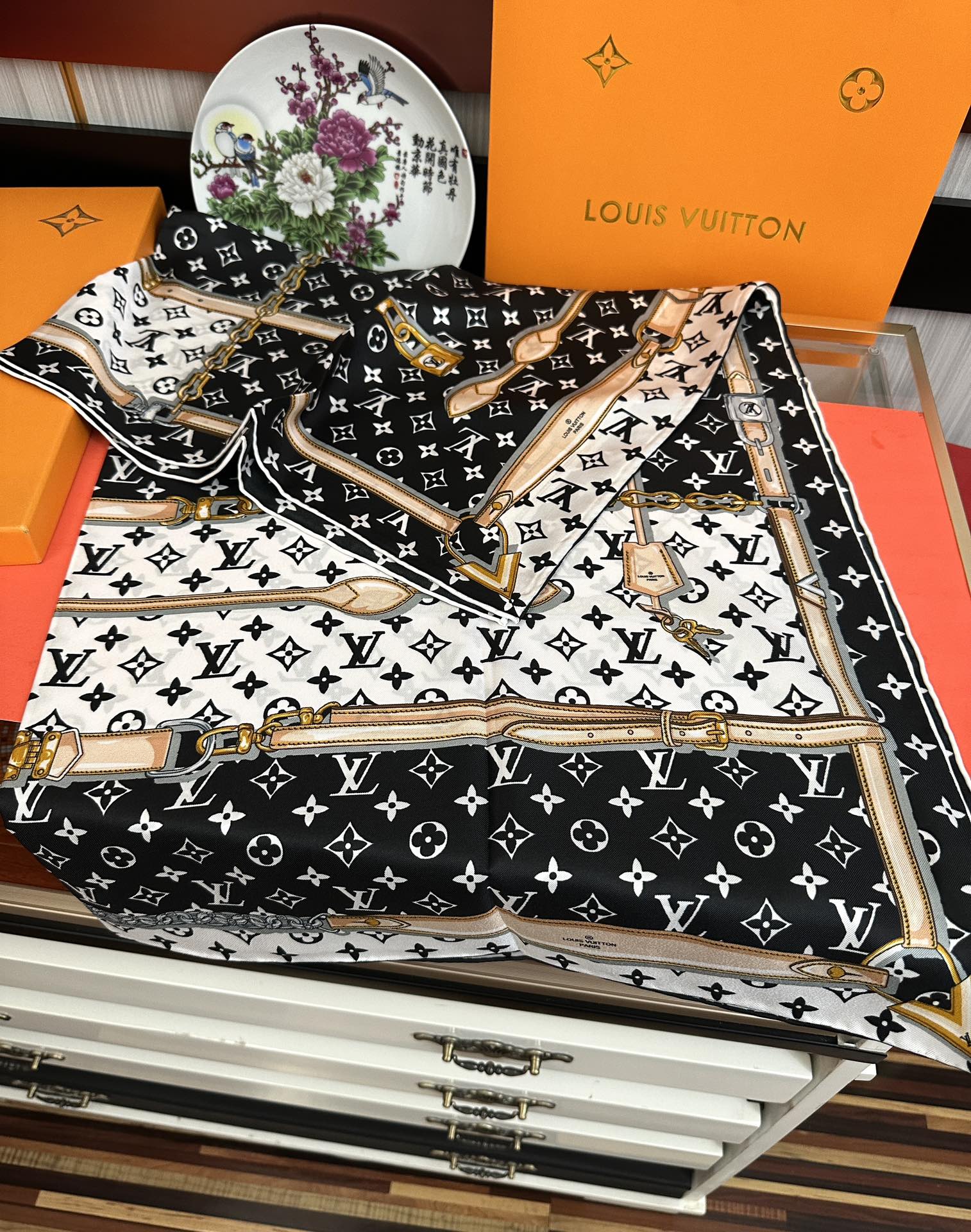 上新，L家 2025年最新款。💃💄女神及日常都非常好搭配的款😍平时穿搭也非常好搭配，整个人看起来都会神采