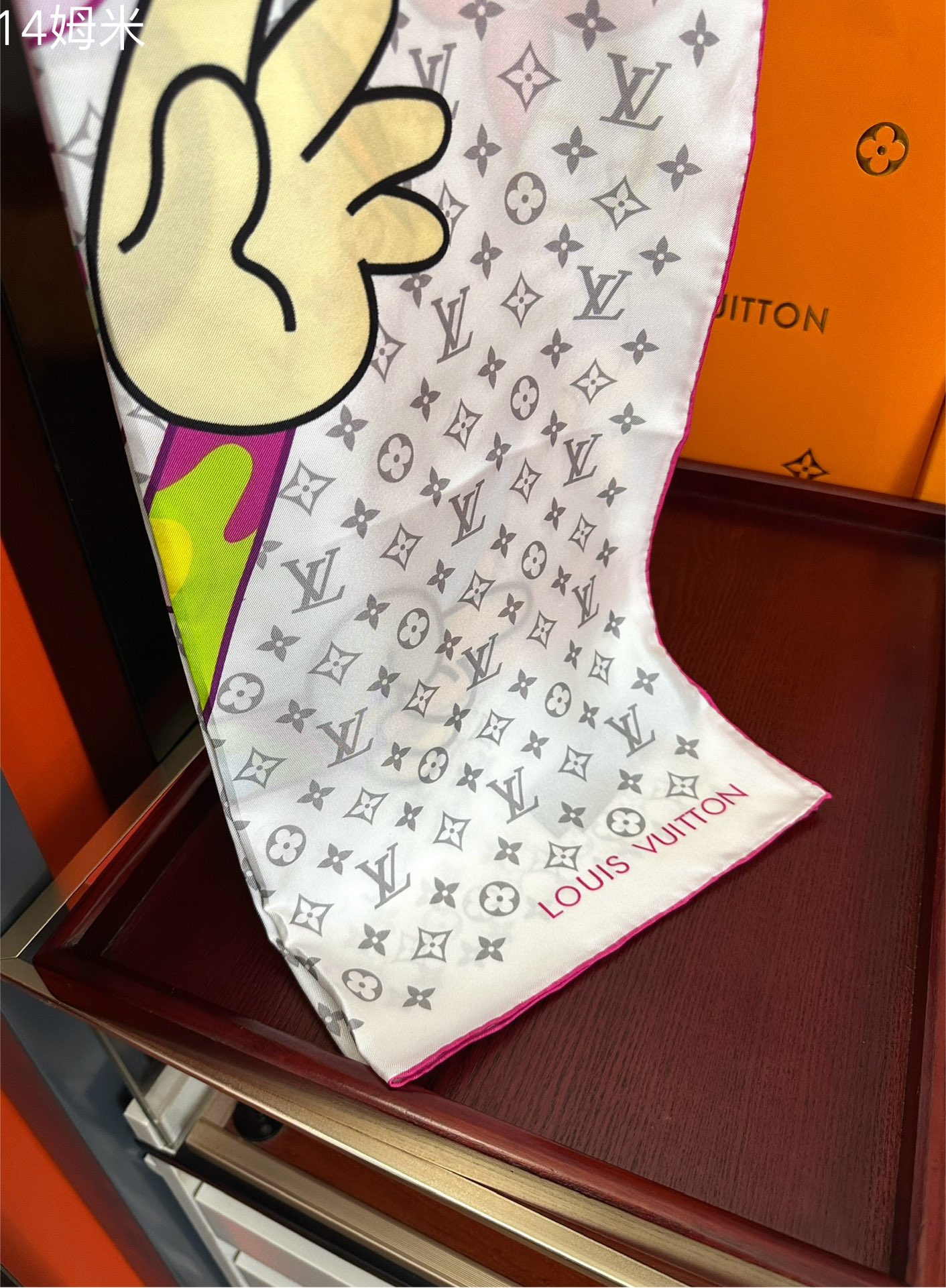 。 2010上新 LV 官网同步👍太美了[庆祝]Flower And StraPs 真丝方巾以瞩目笔触彰