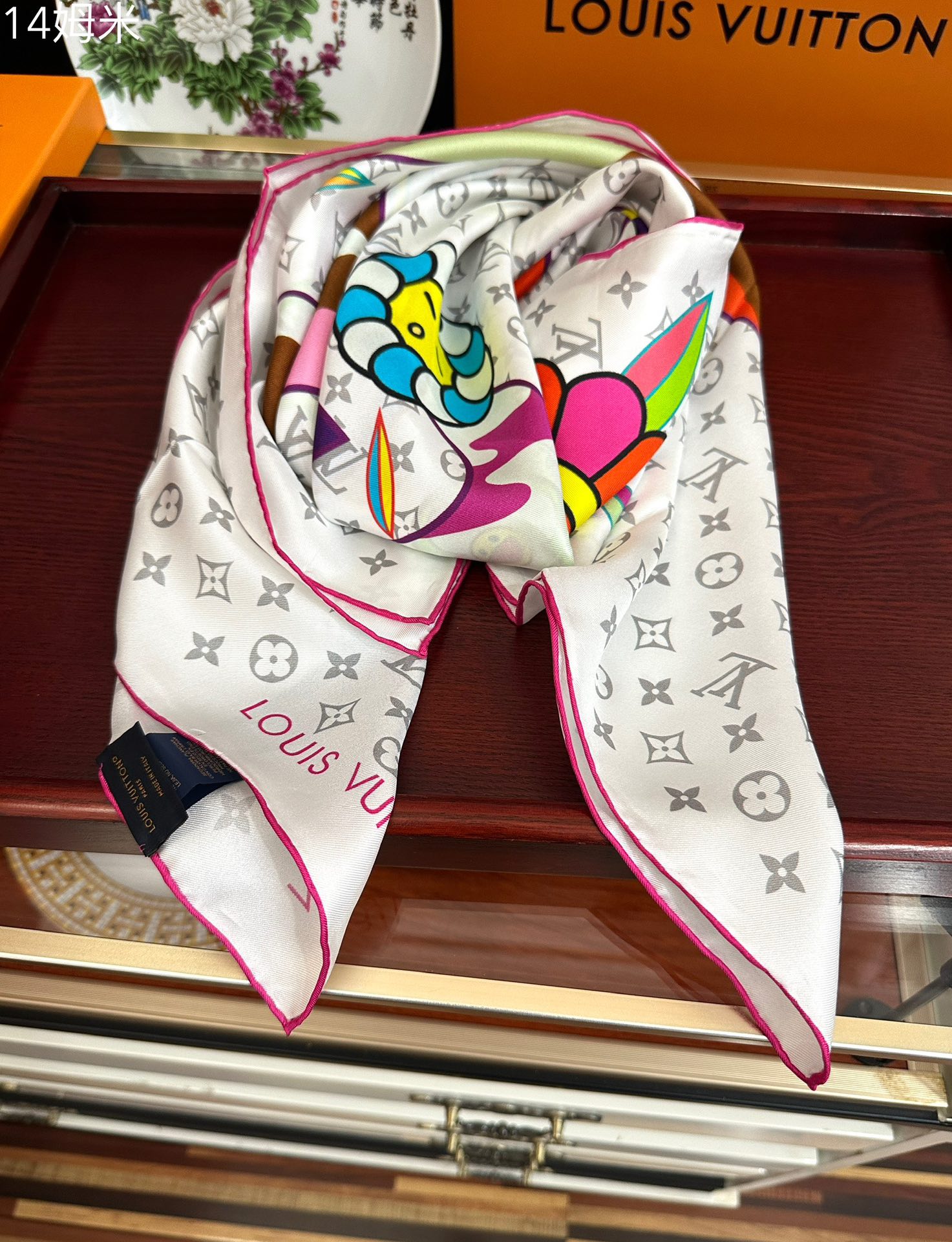 。 2010上新 LV 官网同步👍太美了[庆祝]Flower And StraPs 真丝方巾以瞩目笔触彰