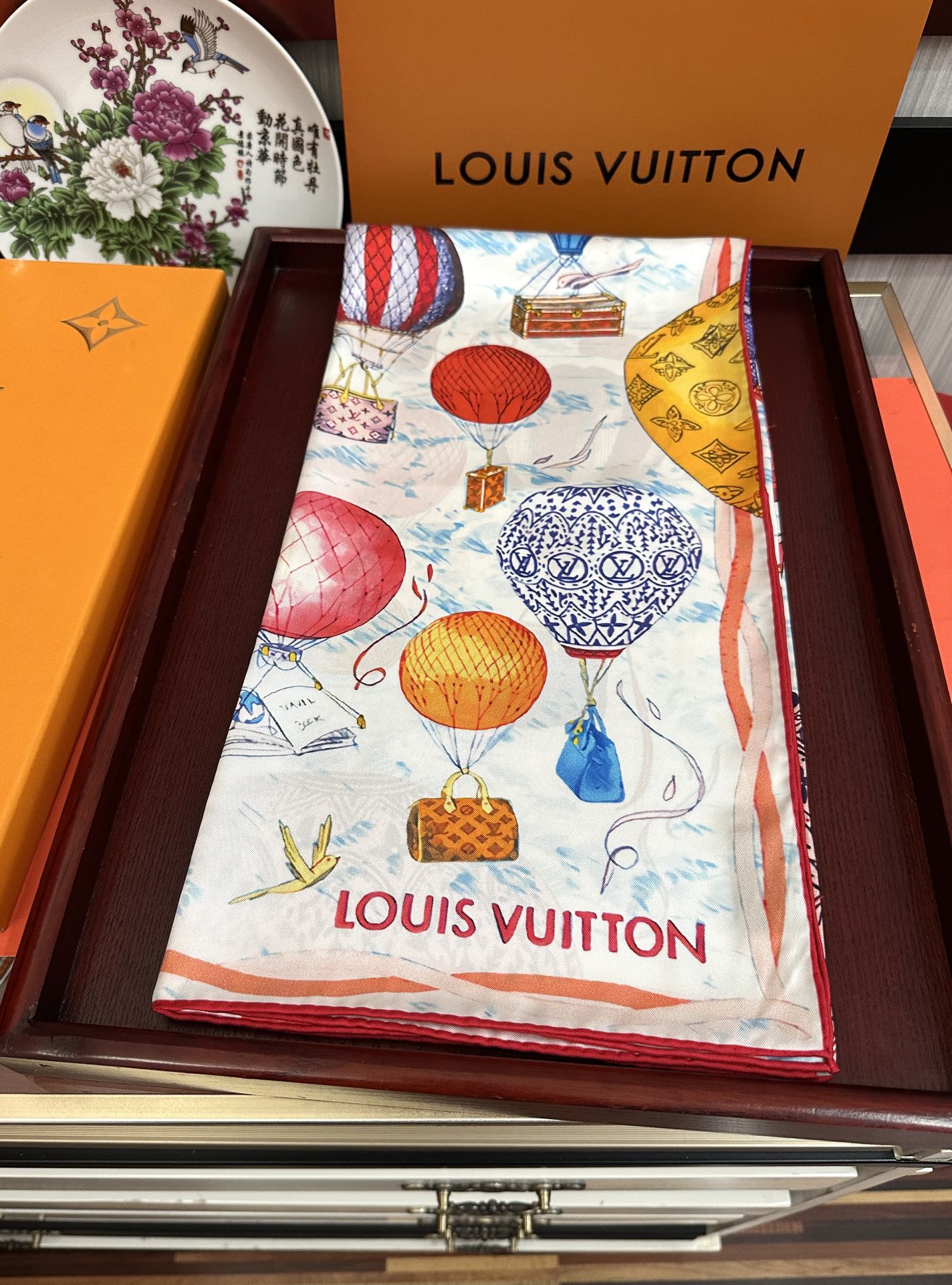 。LV官网同步【双面同色 热气球⚽️】精致卷边 太美了[庆祝]永远都是那么经典“通过别致的经典色彩向原创