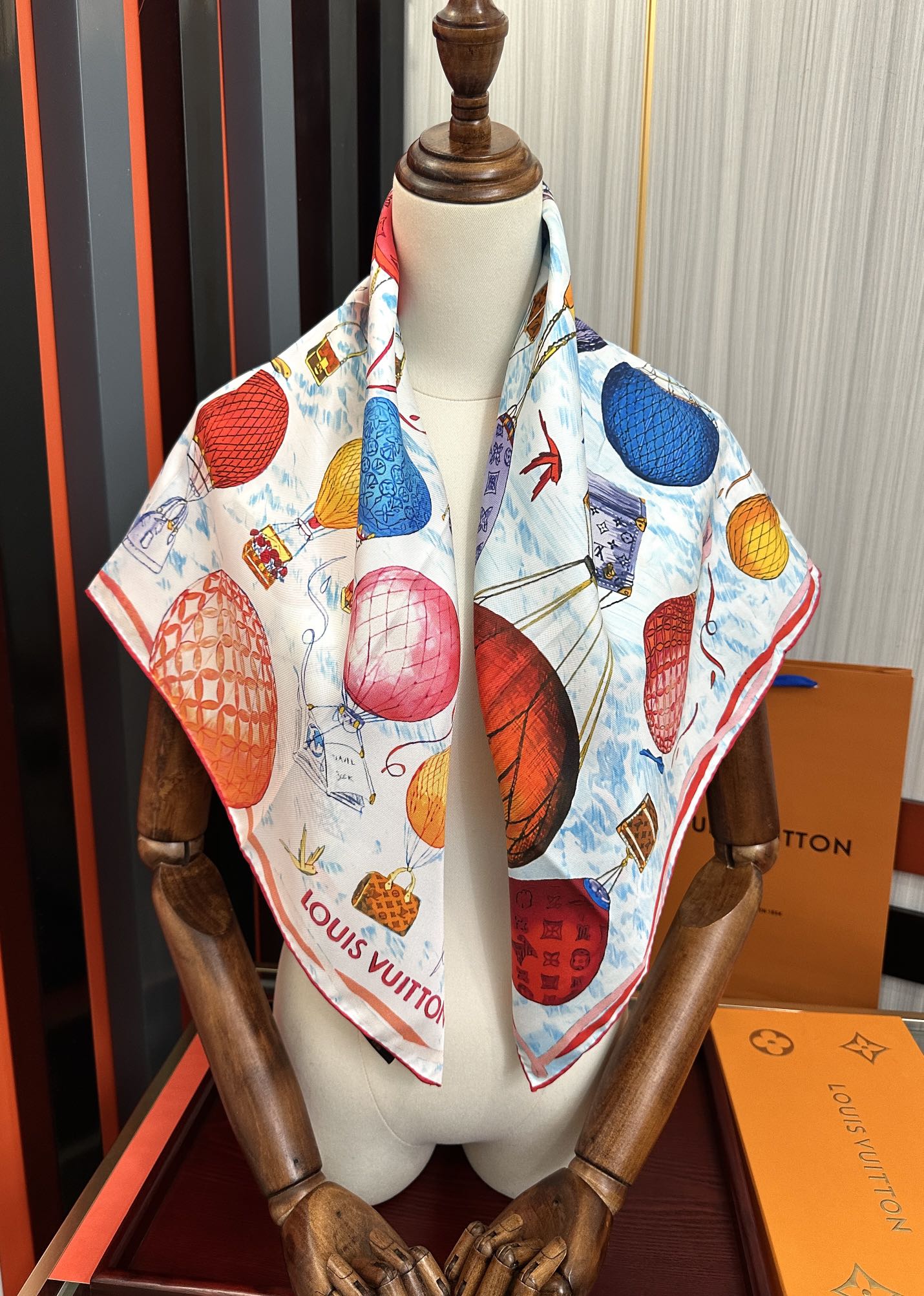 。LV官网同步【双面同色 热气球⚽️】精致卷边 太美了[庆祝]永远都是那么经典“通过别致的经典色彩向原创