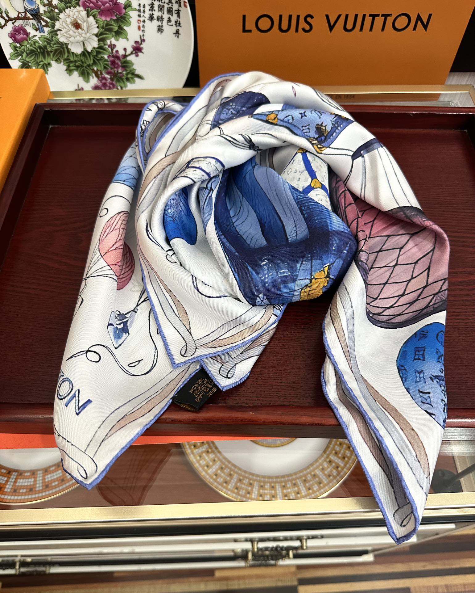 。LV官网同步【双面同色 热气球⚽️】精致卷边 太美了[庆祝]永远都是那么经典“通过别致的经典色彩向原创