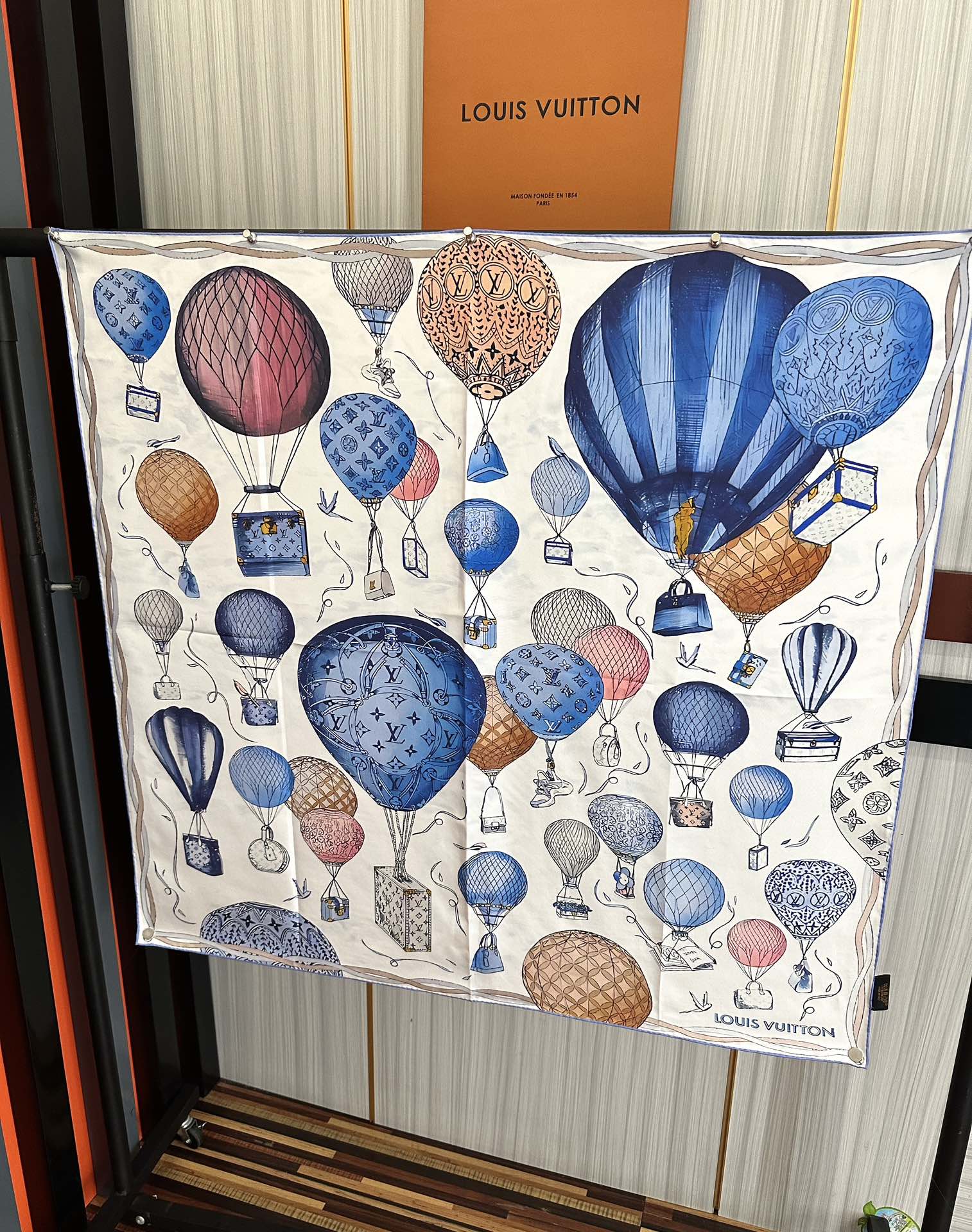 。LV官网同步【双面同色 热气球⚽️】精致卷边 太美了[庆祝]永远都是那么经典“通过别致的经典色彩向原创