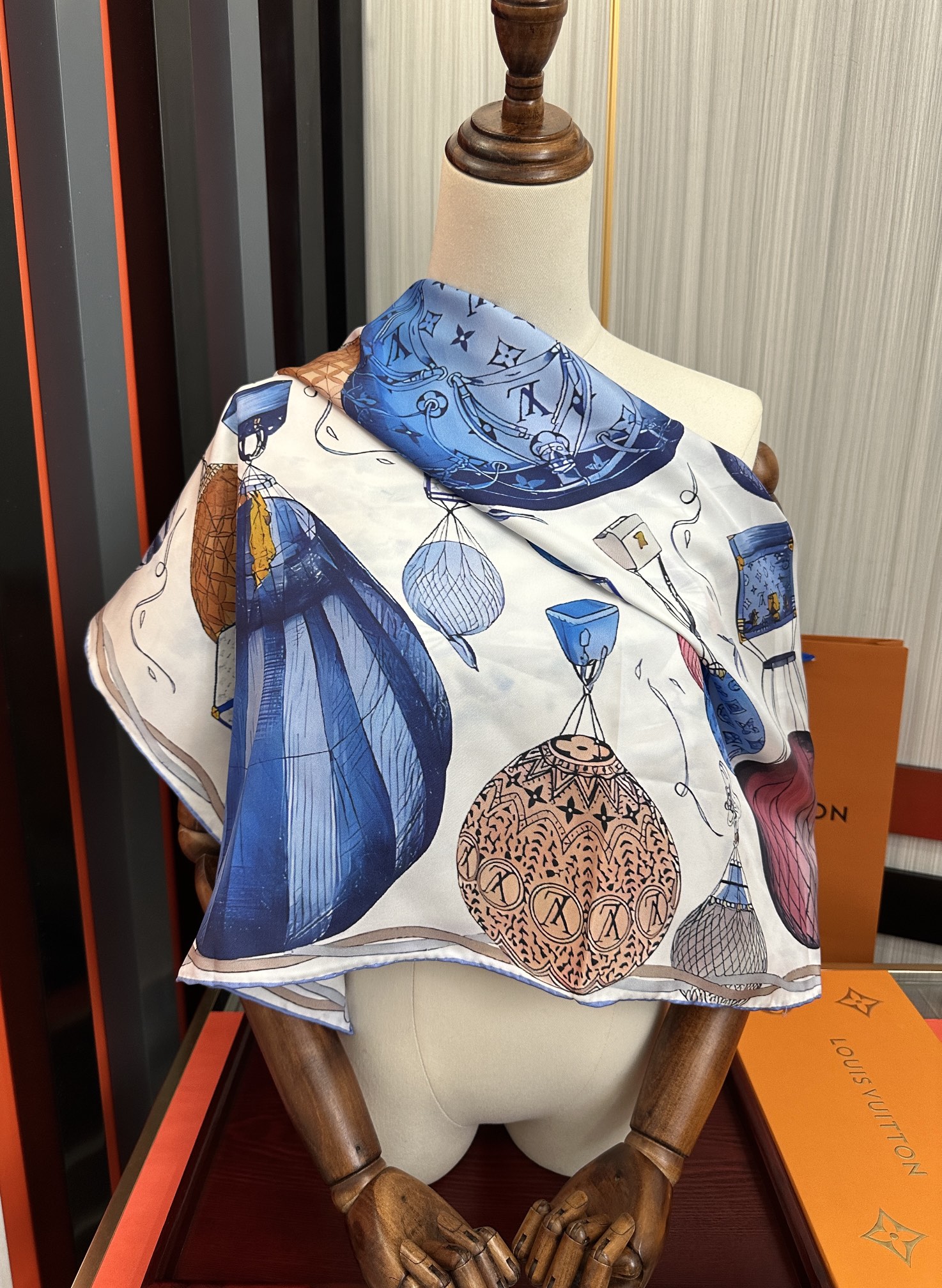 。LV官网同步【双面同色 热气球⚽️】精致卷边 太美了[庆祝]永远都是那么经典“通过别致的经典色彩向原创