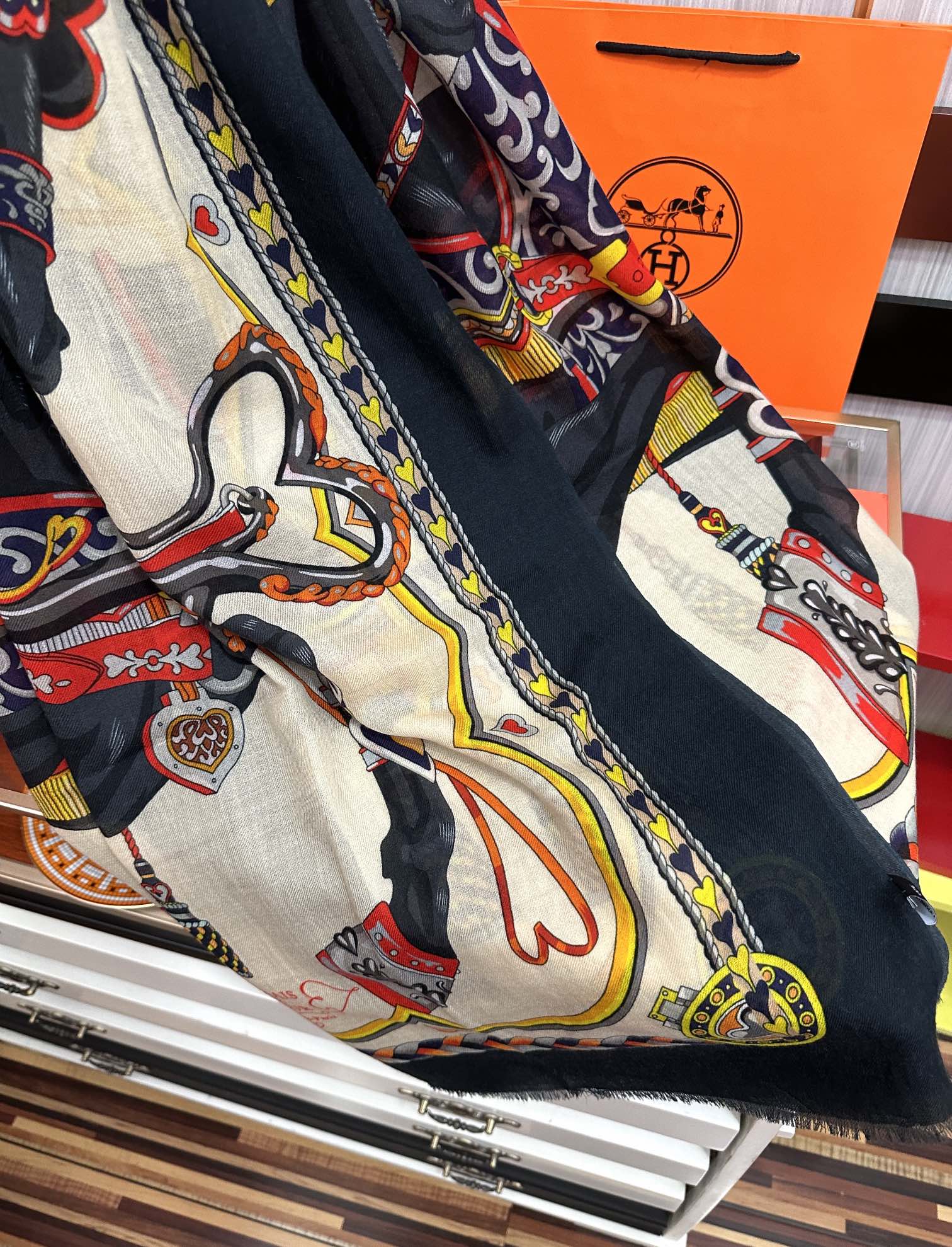 。新款羊绒 爱马仕2025 最新款顶级设计太美了，真心赞👍😘💍实物真心美 🎀披肩配以印花💓💃🏻无论设计喷