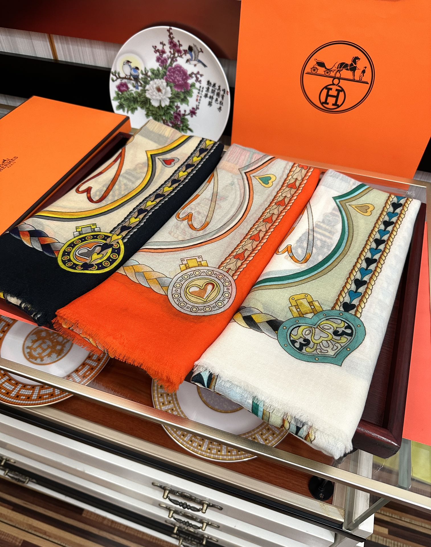 。新款羊绒 爱马仕2025 最新款顶级设计太美了，真心赞👍😘💍实物真心美 🎀披肩配以印花💓💃🏻无论设计喷