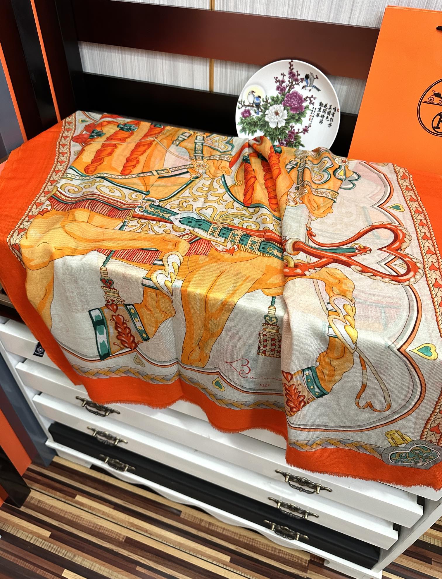 。新款羊绒 爱马仕2025 最新款顶级设计太美了，真心赞👍😘💍实物真心美 🎀披肩配以印花💓💃🏻无论设计喷