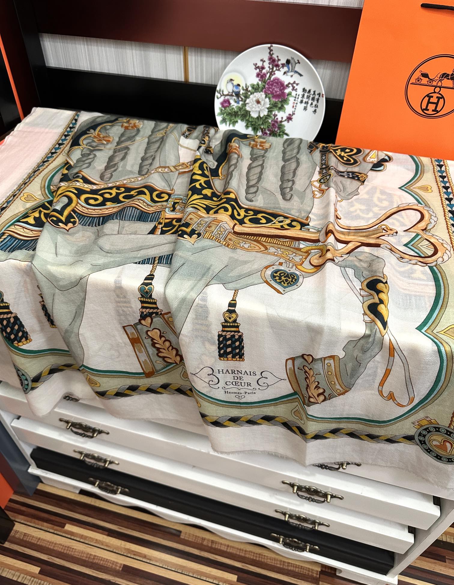 。新款羊绒 爱马仕2025 最新款顶级设计太美了，真心赞👍😘💍实物真心美 🎀披肩配以印花💓💃🏻无论设计喷