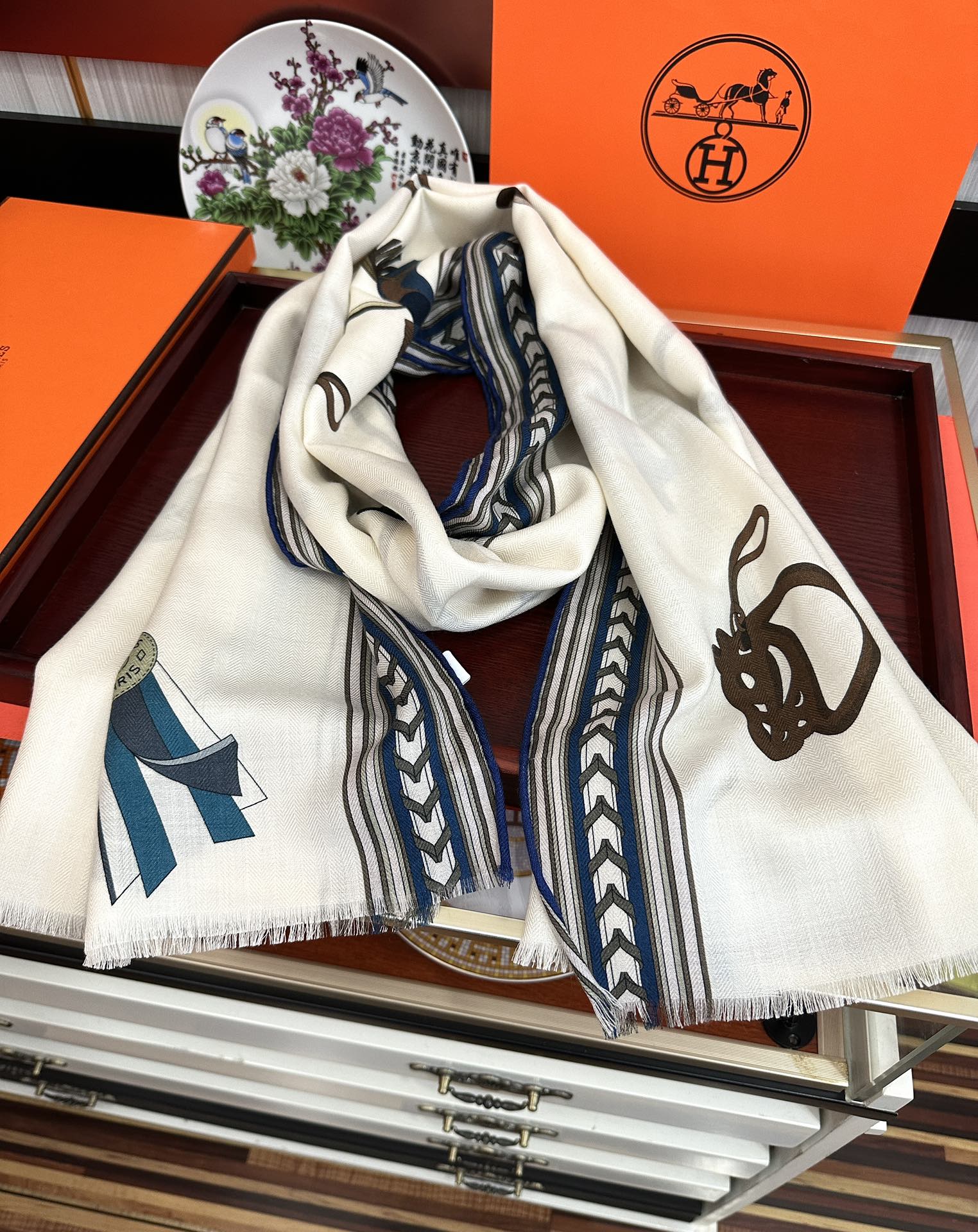 爆款[太阳]爱马士。2010 最新款双面同色印花[吃瓜]下手一定要快[嘴唇]四季都可以用[勾引]真心美的