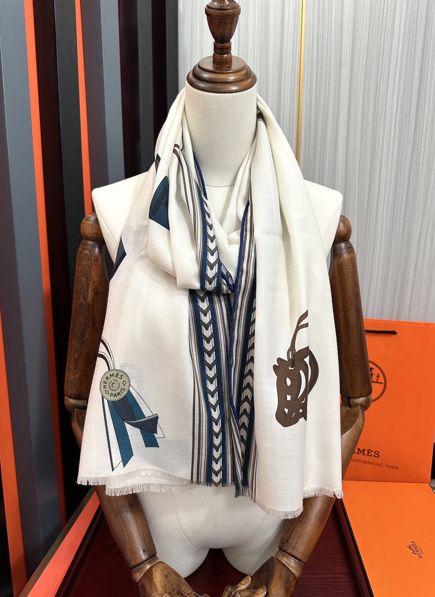 爆款[太阳]爱马士。2010 最新款双面同色印花[吃瓜]下手一定要快[嘴唇]四季都可以用[勾引]真心美的