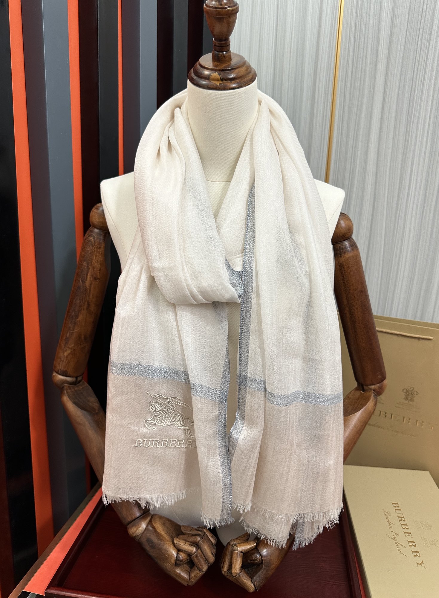 上新。2010 巴宝莉👍重磅推荐🎀太美了👓火爆N年的格子，人人都喜欢💕时潮人都有好几条巴家围巾放在衣橱，