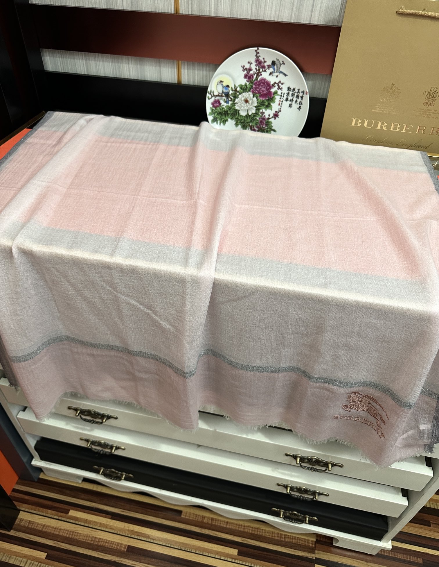 上新。2010 巴宝莉👍重磅推荐🎀太美了👓火爆N年的格子，人人都喜欢💕时潮人都有好几条巴家围巾放在衣橱，