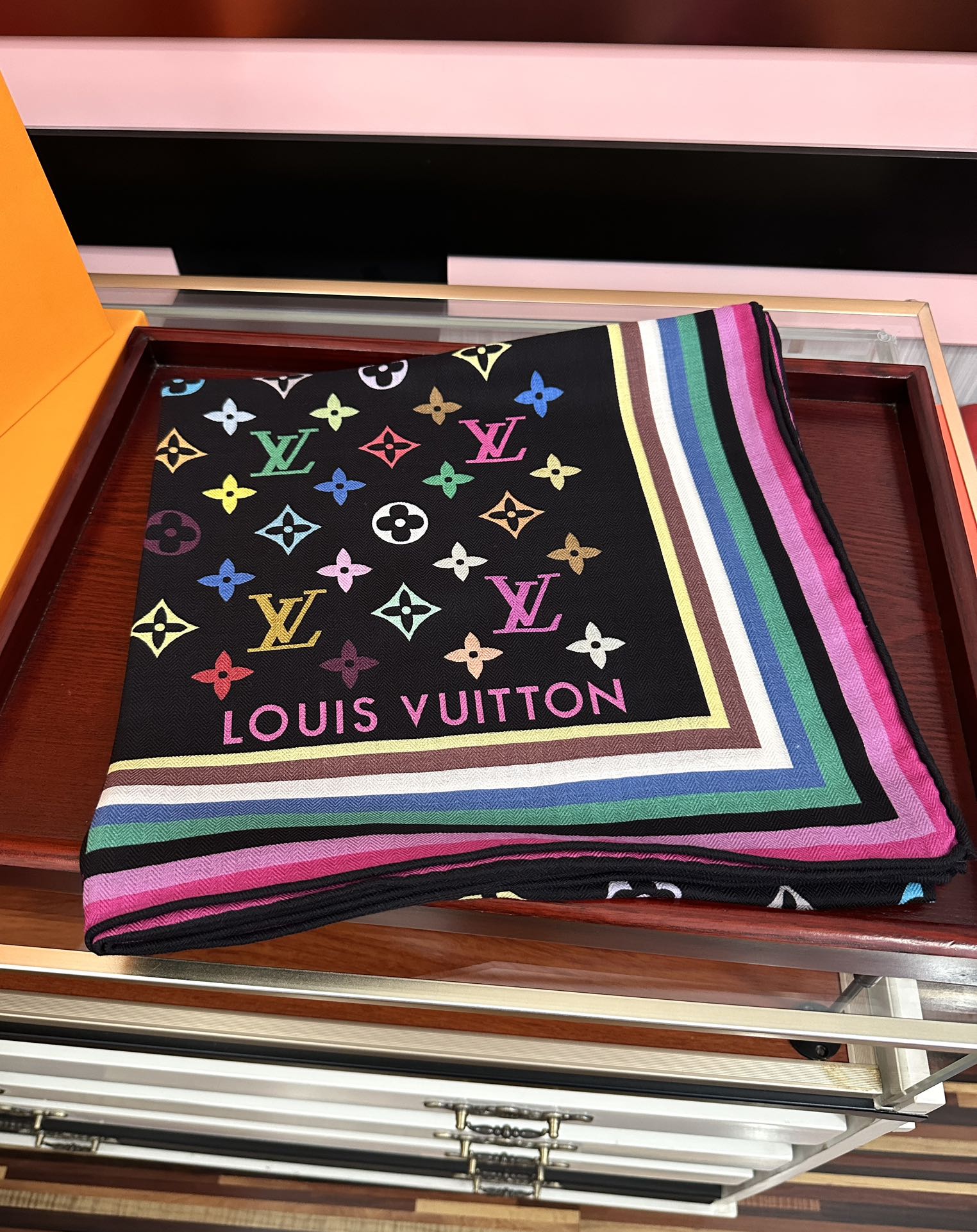 上新【双面同色】L v 高品质 👍ZG同步 本款方巾全新加入 致意路易的旅行传承[得意]丝印工艺刻画丰富