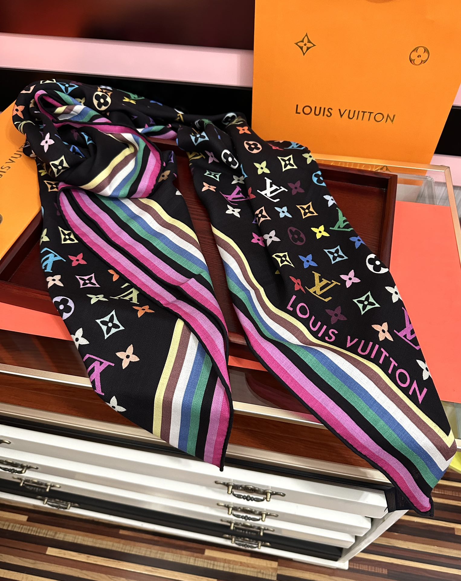 上新【双面同色】L v 高品质 👍ZG同步 本款方巾全新加入 致意路易的旅行传承[得意]丝印工艺刻画丰富