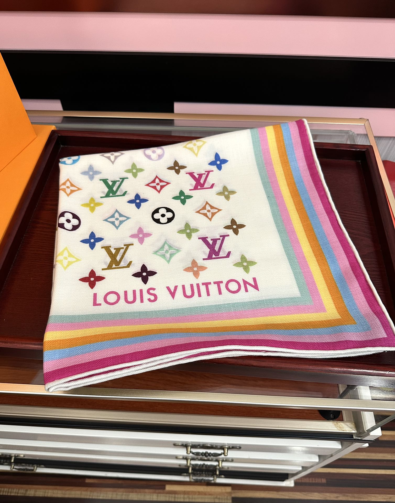 上新【双面同色】L v 高品质 👍ZG同步 本款方巾全新加入 致意路易的旅行传承[得意]丝印工艺刻画丰富