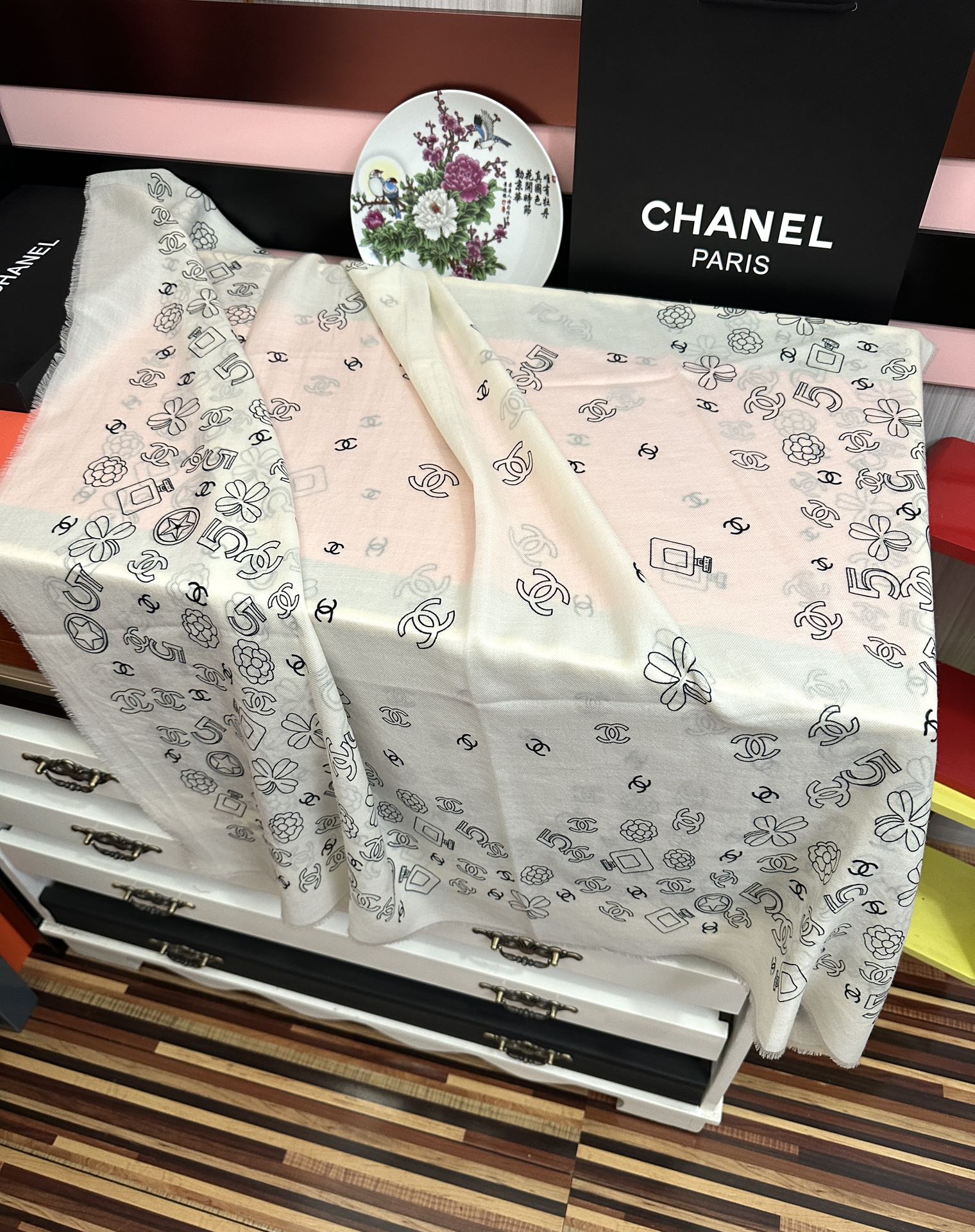 。爆款小香太美了[嘴唇]2025最新款【5号香水瓶】必备款 顶级设计太美了，真心赞👍😘💍实物真心美 🎀披