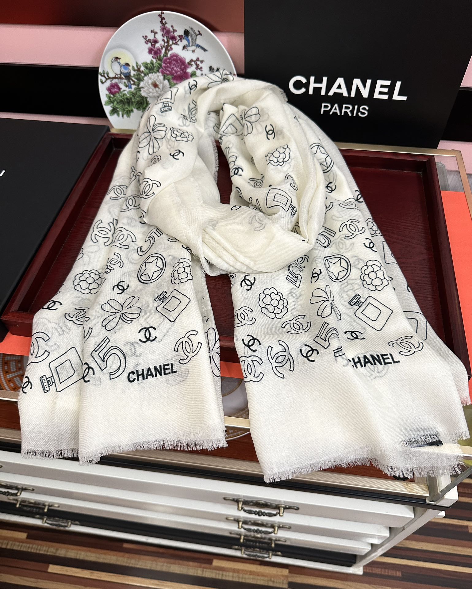 。爆款小香太美了[嘴唇]2025最新款【5号香水瓶】必备款 顶级设计太美了，真心赞👍😘💍实物真心美 🎀披