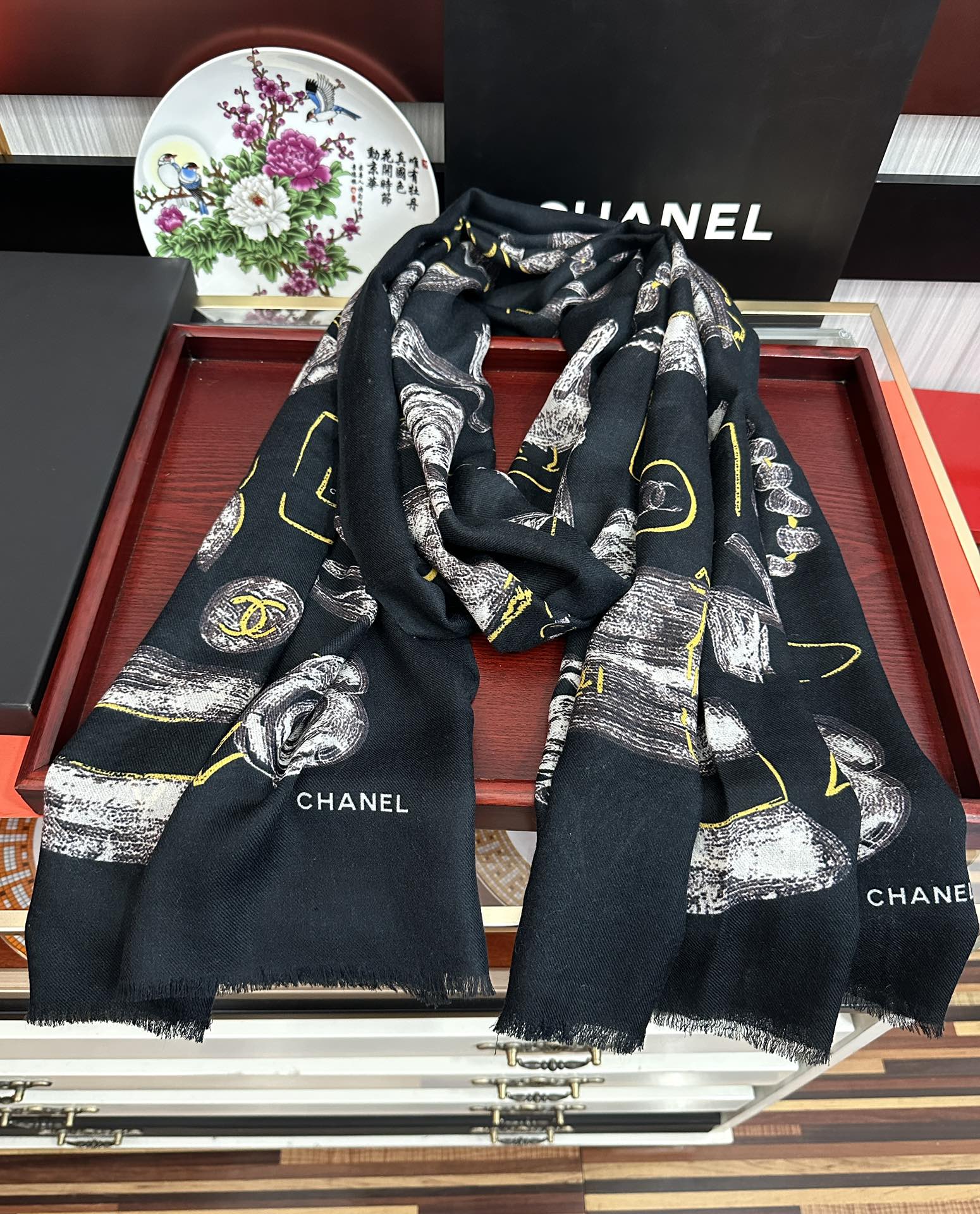 上新 小香 2025 新款真心赞👍【羊绒绒长巾】😘💍实物真心美 🎀披肩配以印花💓💃🏻无论设计喷绘都是非常