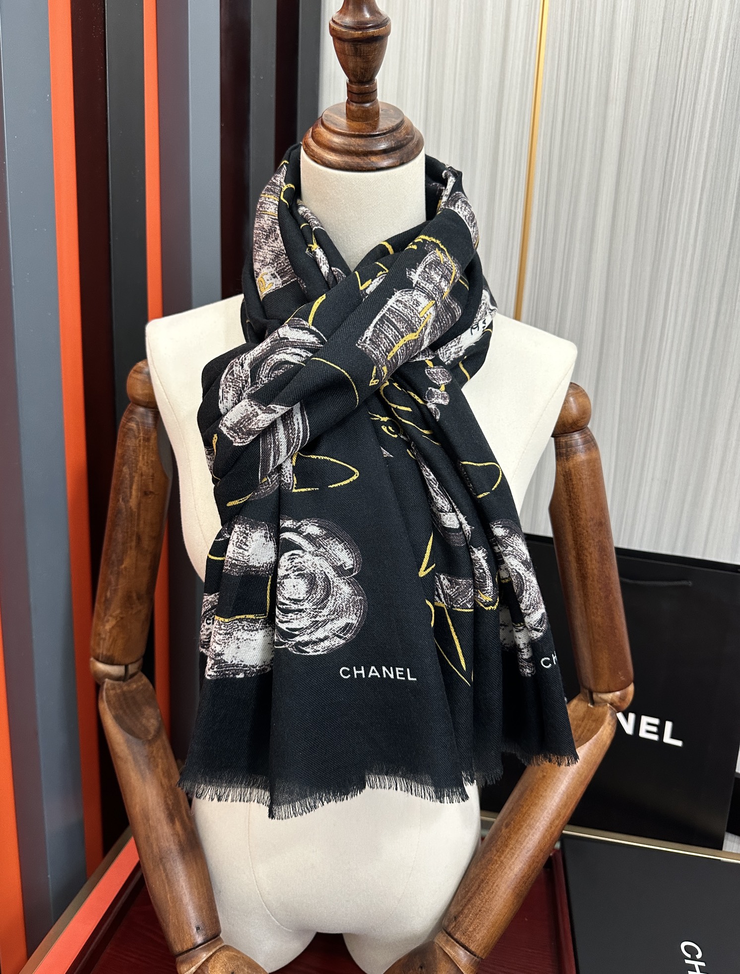 上新 小香 2025 新款真心赞👍【羊绒绒长巾】😘💍实物真心美 🎀披肩配以印花💓💃🏻无论设计喷绘都是非常