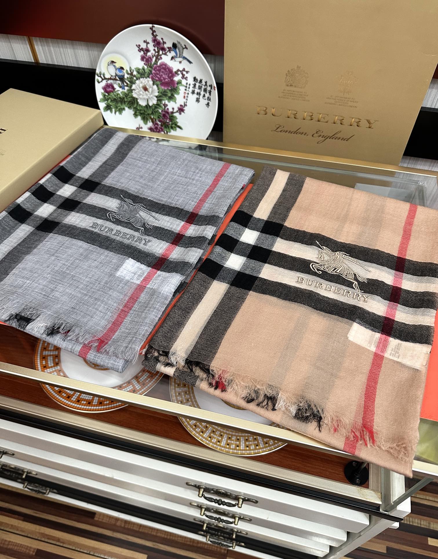 。2010 爆款巴宝莉 🧣万众瞩目战马绣标经典版到货🎆最优质的年轻设计师推出的最新概念👓搭配调色纱染再色