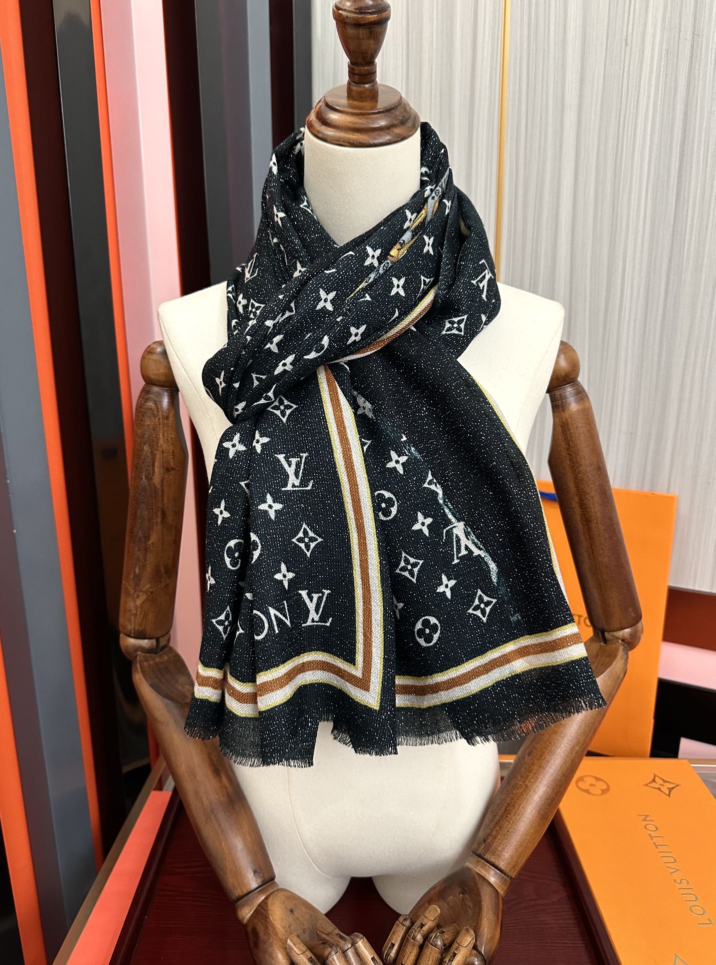 。上新Lv银丝2025 最新款[吃瓜]闪闪发光[咖啡]顶级设计太美了，真心赞👍【羊绒绒长巾】😘💍实物真心