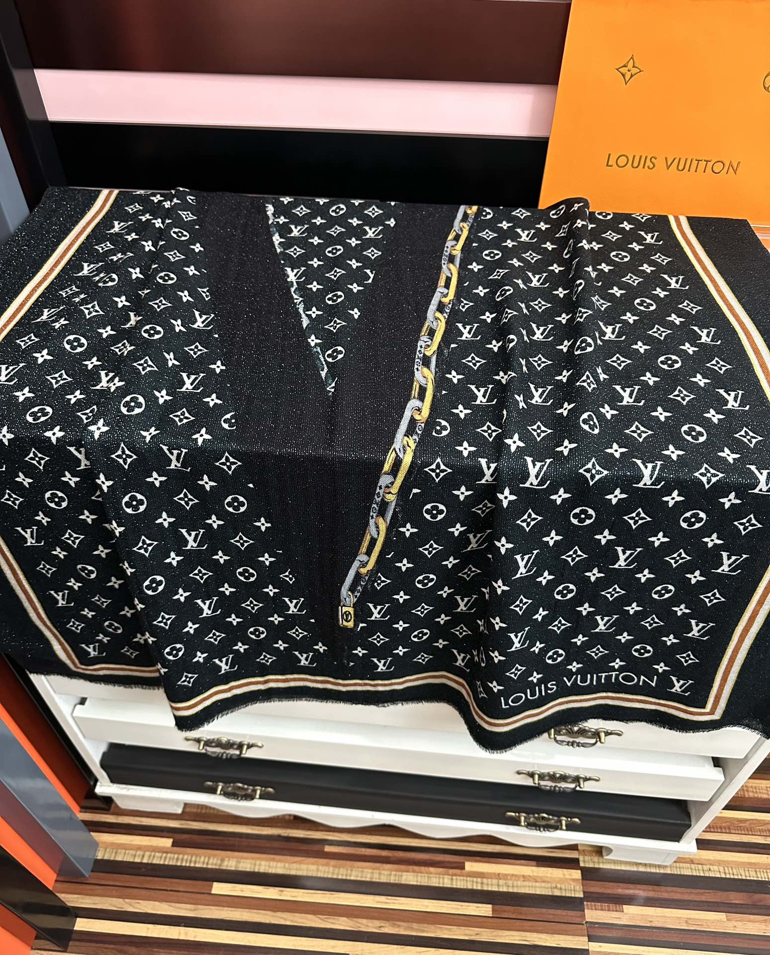 。上新Lv银丝2025 最新款[吃瓜]闪闪发光[咖啡]顶级设计太美了，真心赞👍【羊绒绒长巾】😘💍实物真心