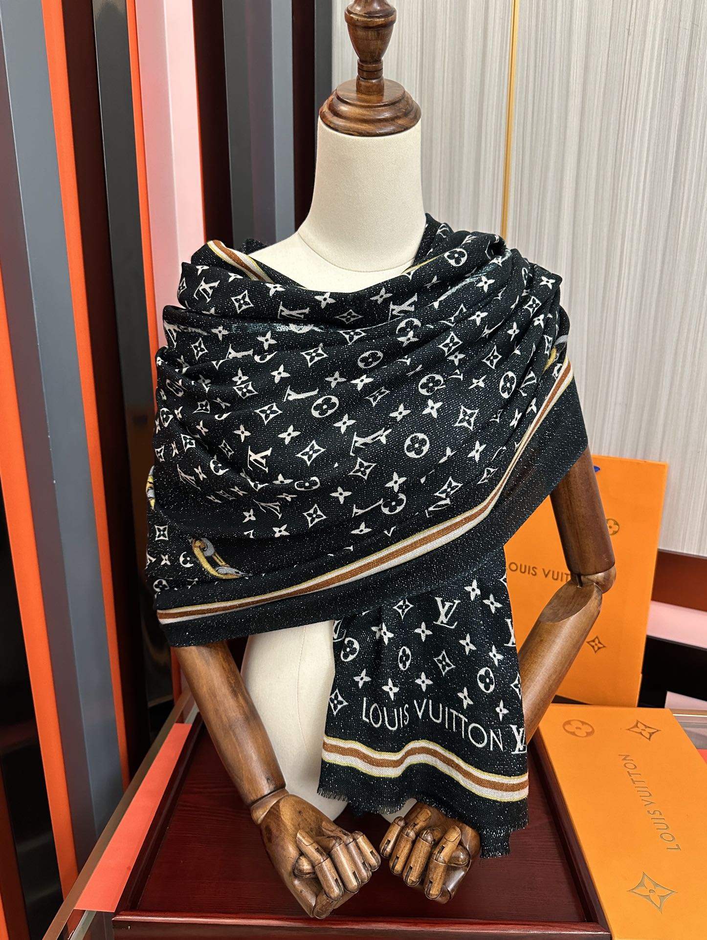 。上新Lv银丝2025 最新款[吃瓜]闪闪发光[咖啡]顶级设计太美了，真心赞👍【羊绒绒长巾】😘💍实物真心