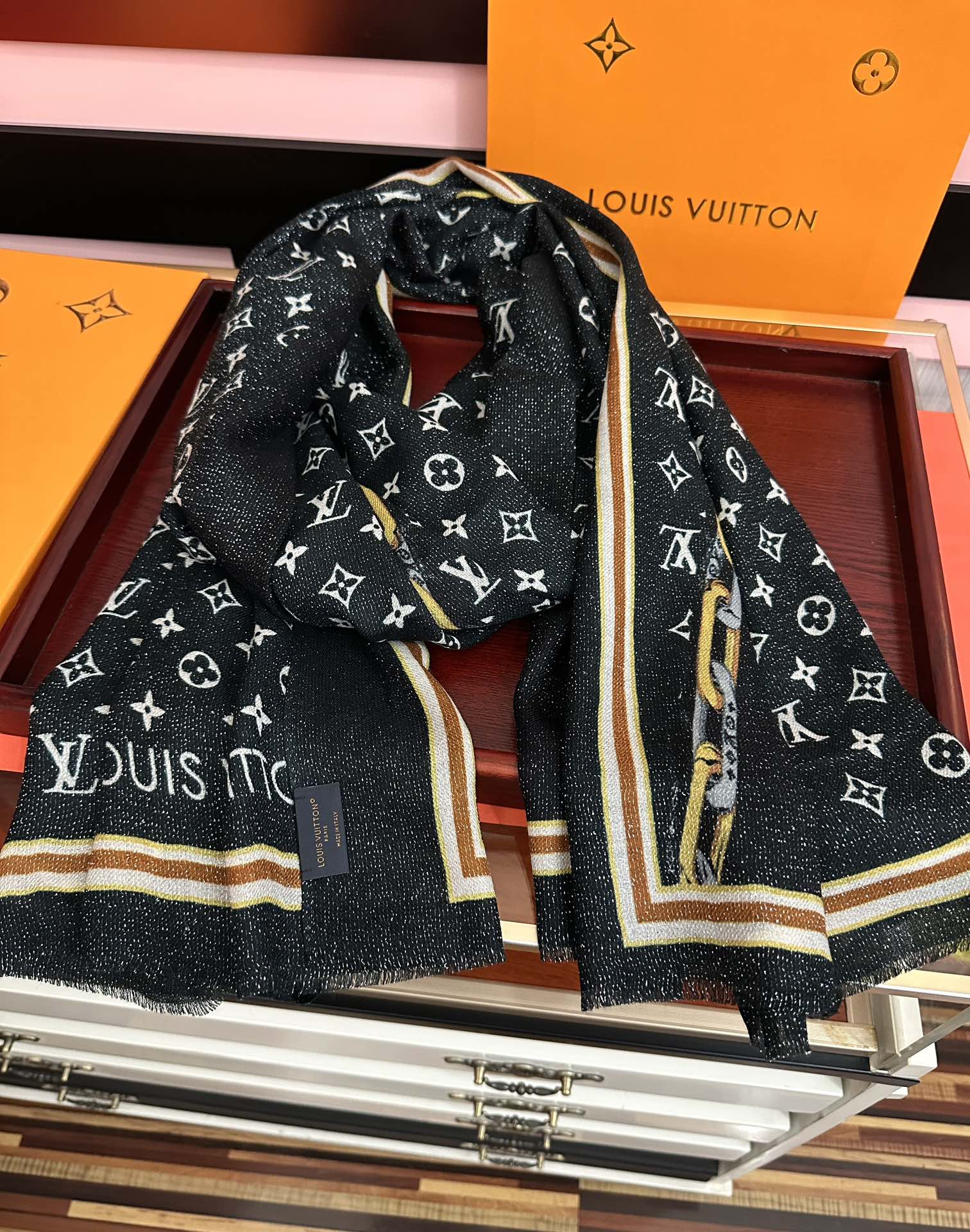 。上新Lv银丝2025 最新款[吃瓜]闪闪发光[咖啡]顶级设计太美了，真心赞👍【羊绒绒长巾】😘💍实物真心