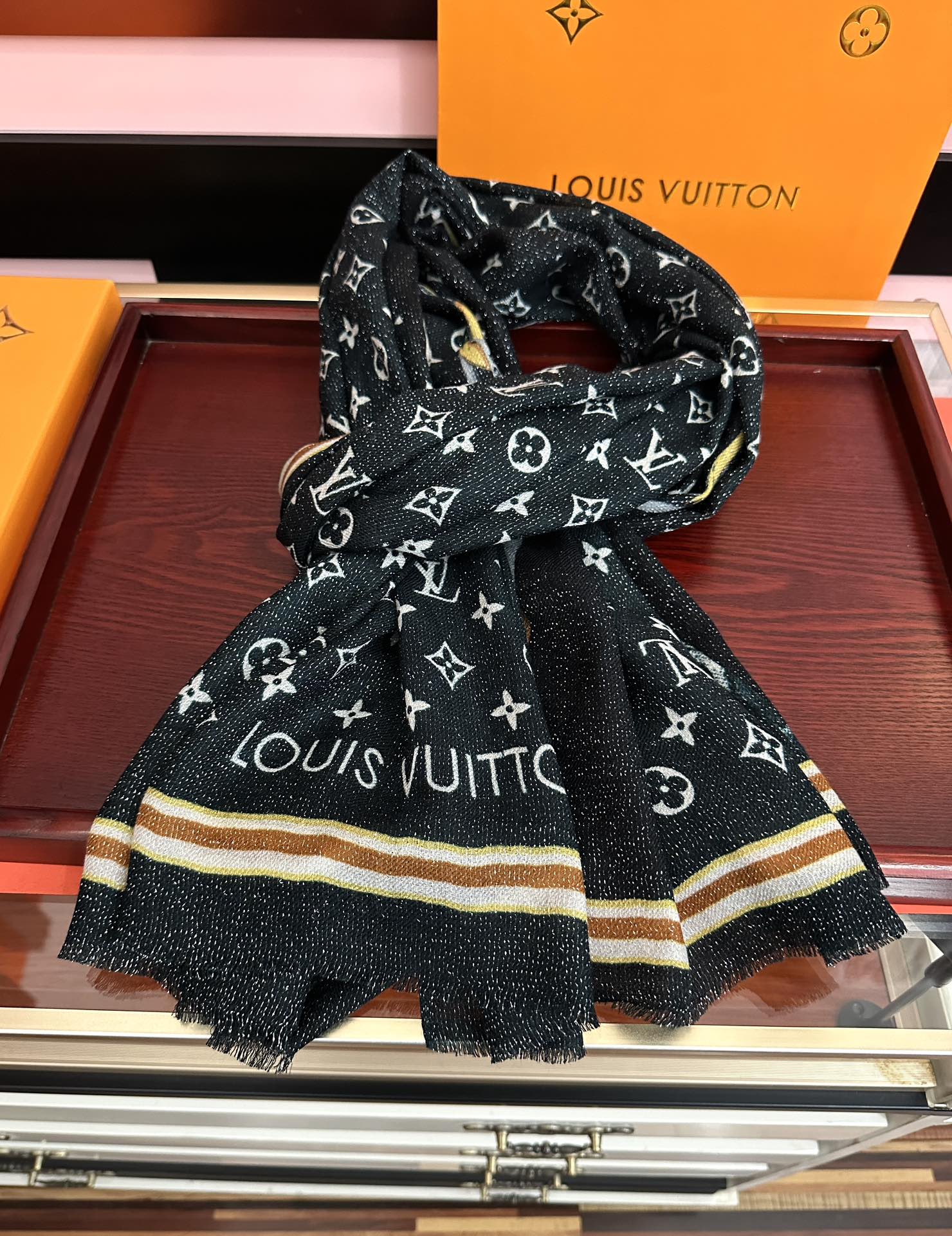 。上新Lv银丝2025 最新款[吃瓜]闪闪发光[咖啡]顶级设计太美了，真心赞👍【羊绒绒长巾】😘💍实物真心