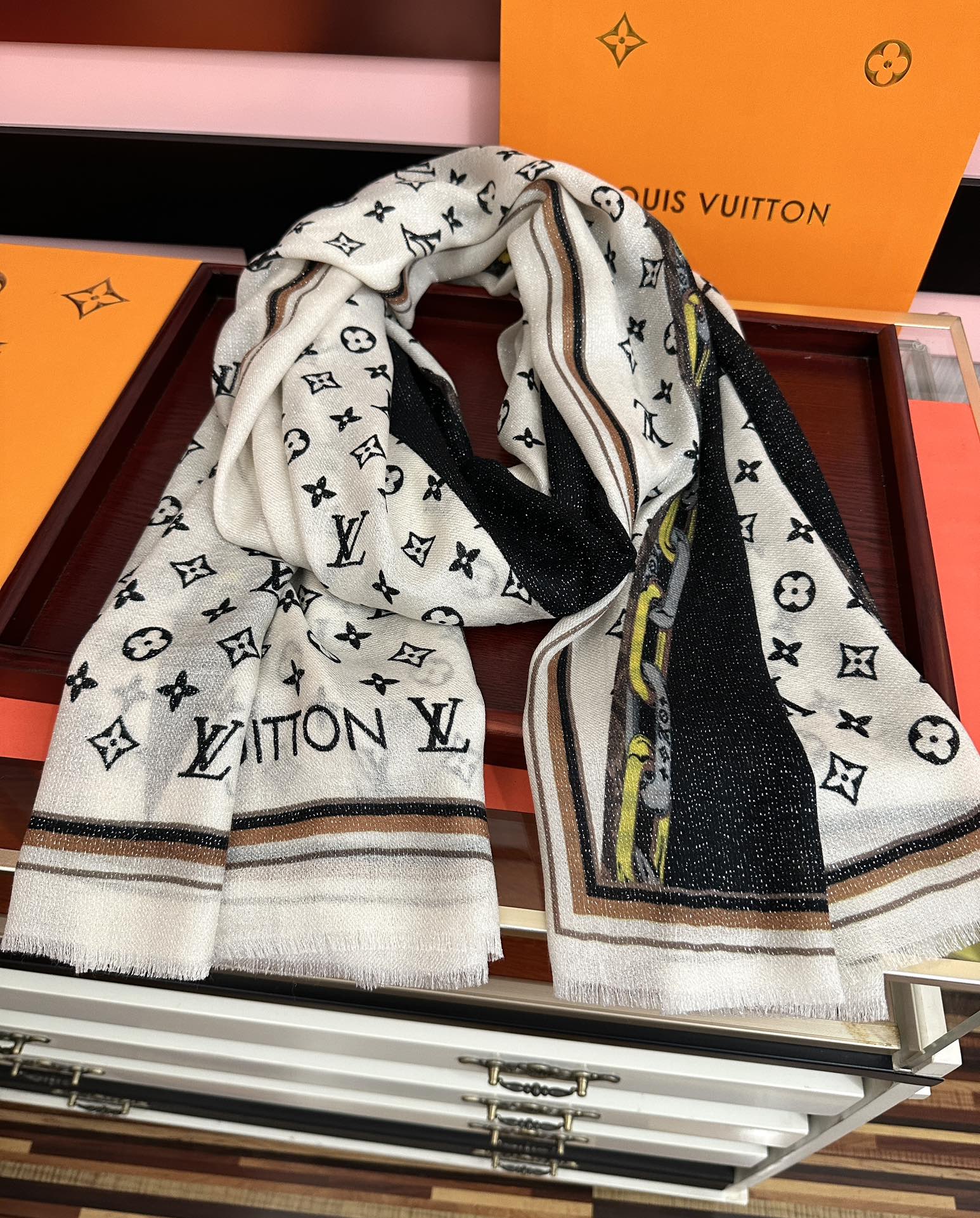 。上新Lv银丝2025 最新款[吃瓜]闪闪发光[咖啡]顶级设计太美了，真心赞👍【羊绒绒长巾】😘💍实物真心