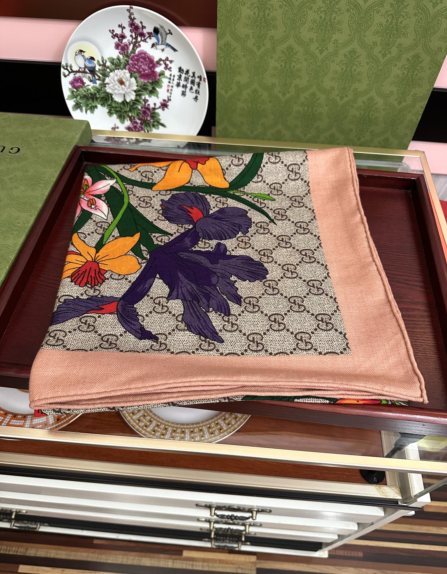 爆款。古奇 【GG图案花朵双面同色】永远流行[礼物]~新一季的面料超高级，真心超级柔软，丝丝顺滑[太阳]