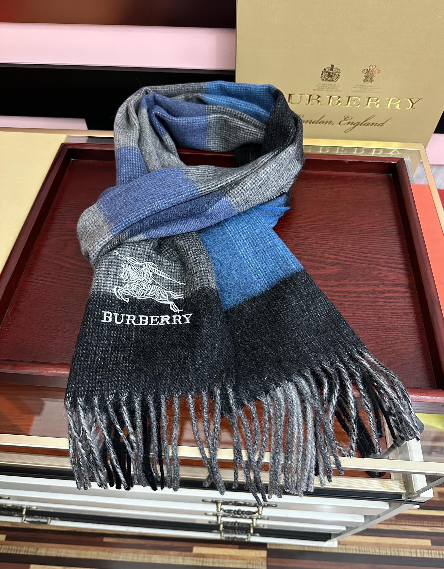 上新。巴家2025 最新款💖男女通用情侣👫款，永不过时，上身效果非常棒👍质感醇尚的苏格兰风格💕采用纯羊绒