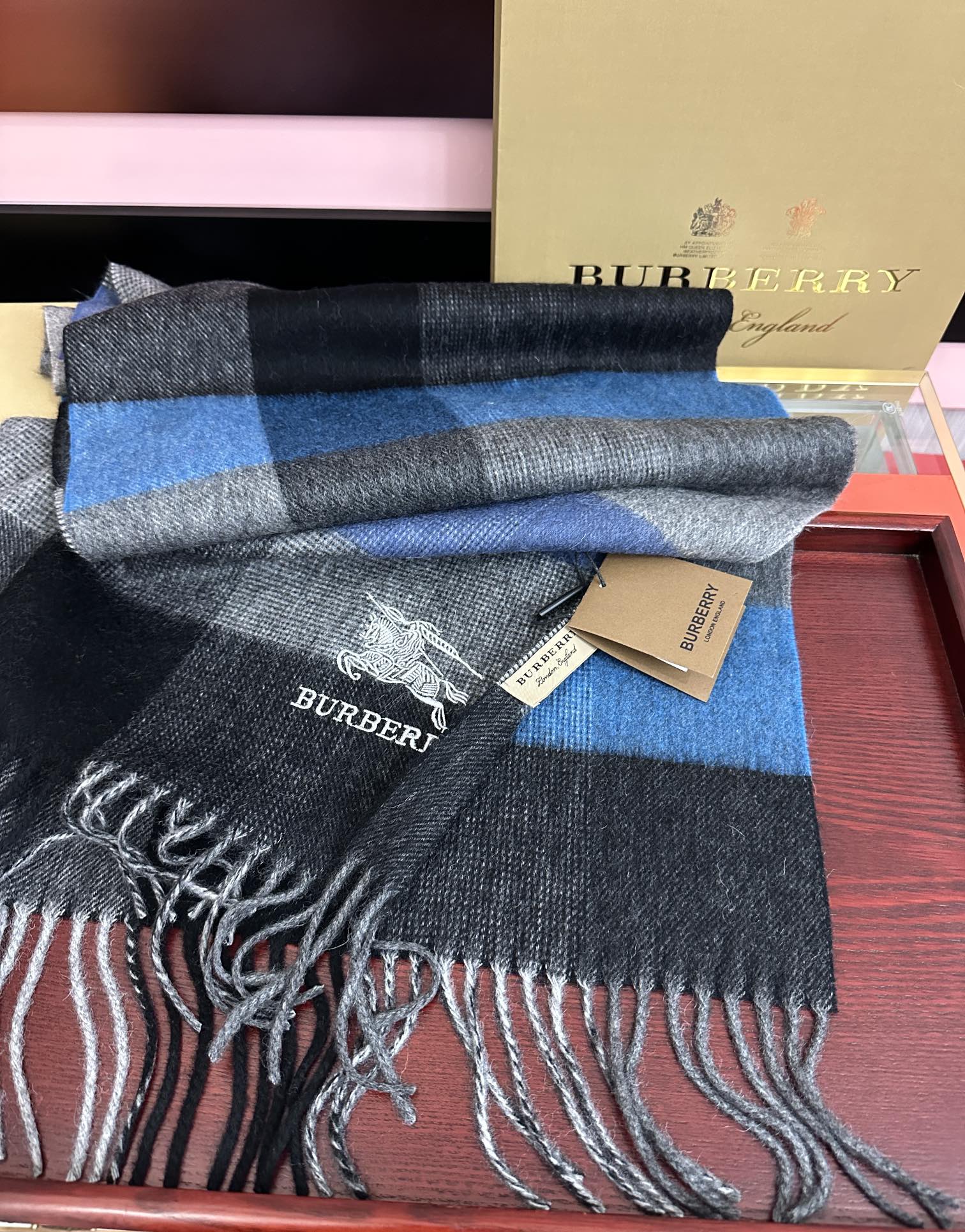 上新。巴家2025 最新款💖男女通用情侣👫款，永不过时，上身效果非常棒👍质感醇尚的苏格兰风格💕采用纯羊绒