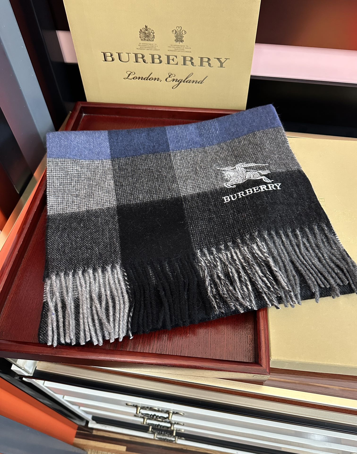 上新。巴家2025 最新款💖男女通用情侣👫款，永不过时，上身效果非常棒👍质感醇尚的苏格兰风格💕采用纯羊绒