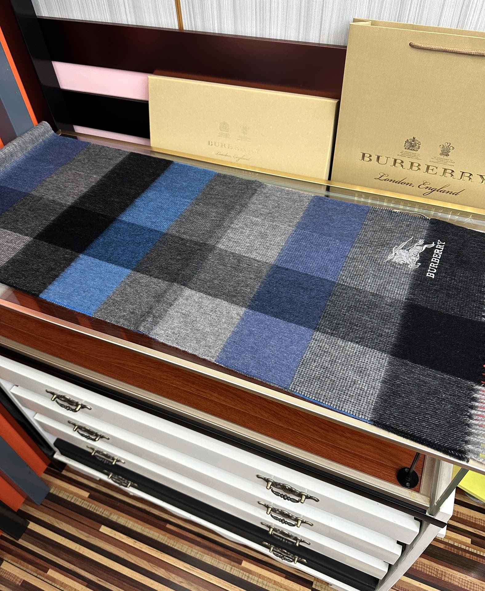 上新。巴家2025 最新款💖男女通用情侣👫款，永不过时，上身效果非常棒👍质感醇尚的苏格兰风格💕采用纯羊绒