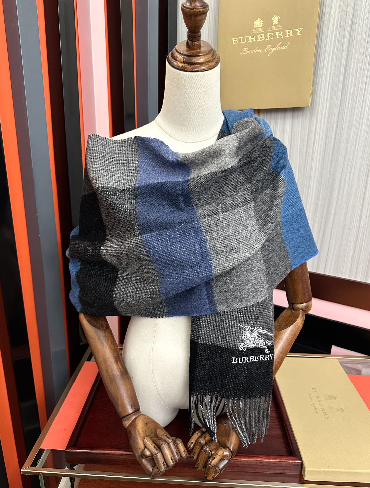 上新。巴家2025 最新款💖男女通用情侣👫款，永不过时，上身效果非常棒👍质感醇尚的苏格兰风格💕采用纯羊绒