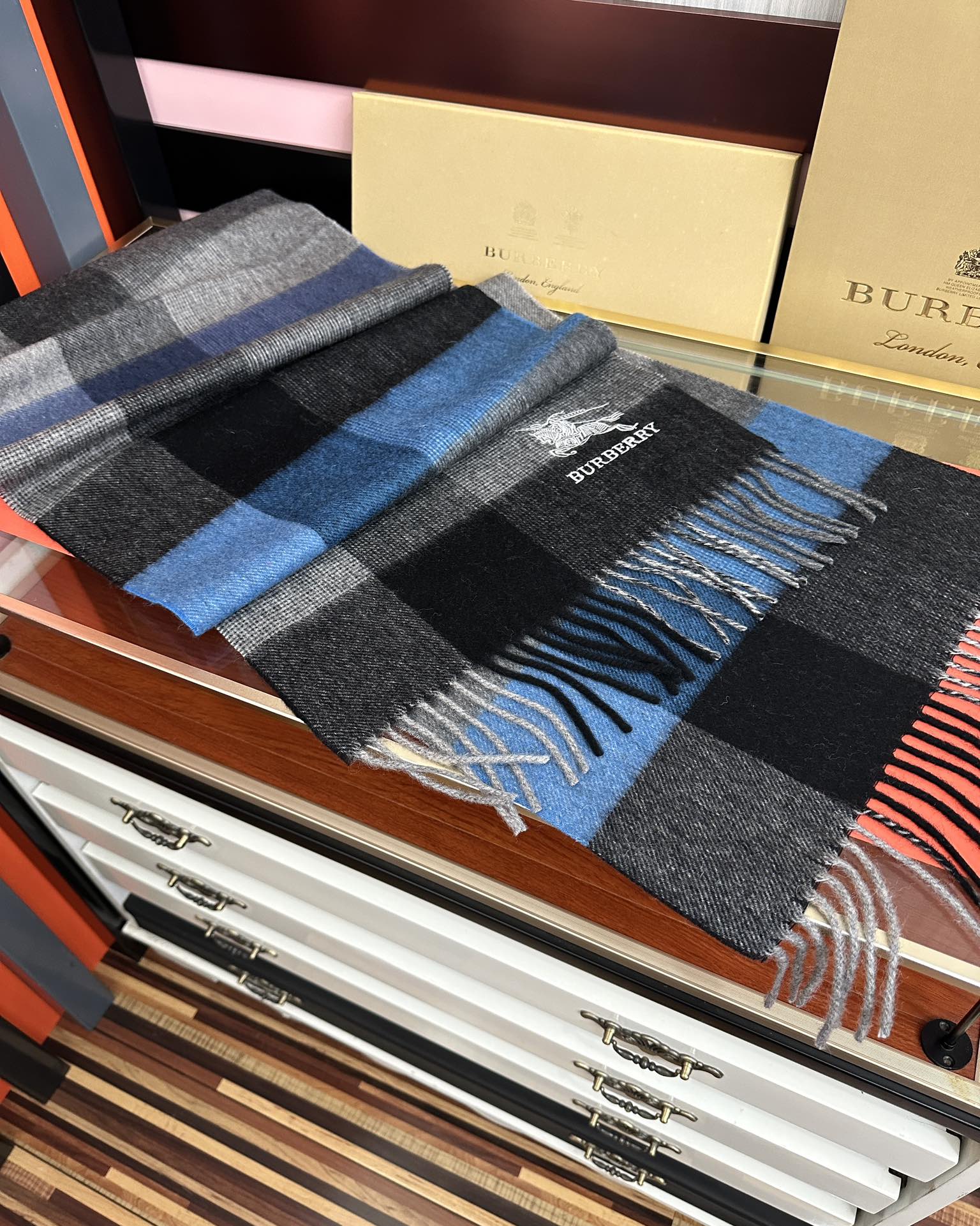 上新。巴家2025 最新款💖男女通用情侣👫款，永不过时，上身效果非常棒👍质感醇尚的苏格兰风格💕采用纯羊绒