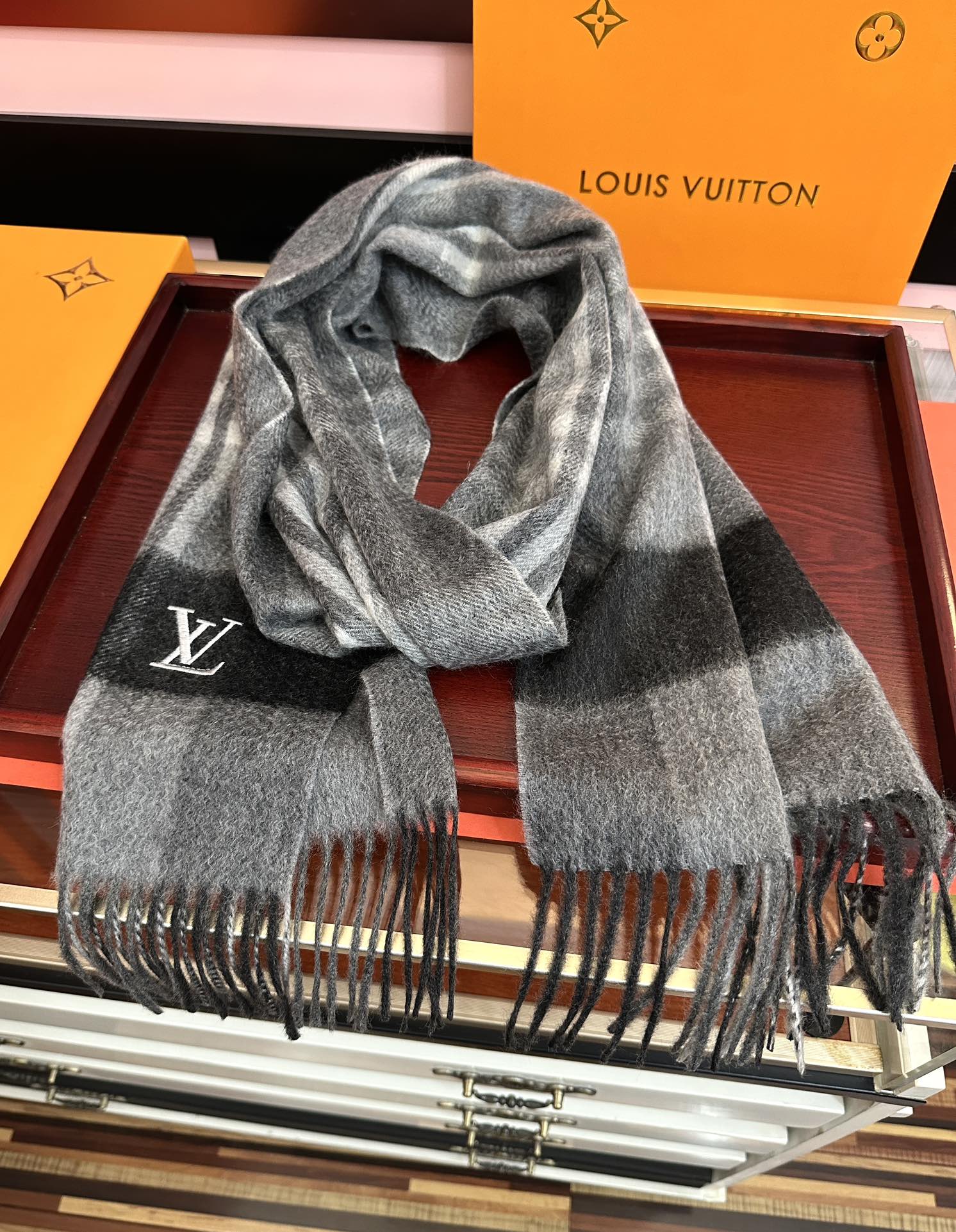 上新。L家2025最爆款【采用内蒙古山羊绒】🎉男女士情侣款👫围巾‼️太美了😎让人耳目一新的感觉[色][色