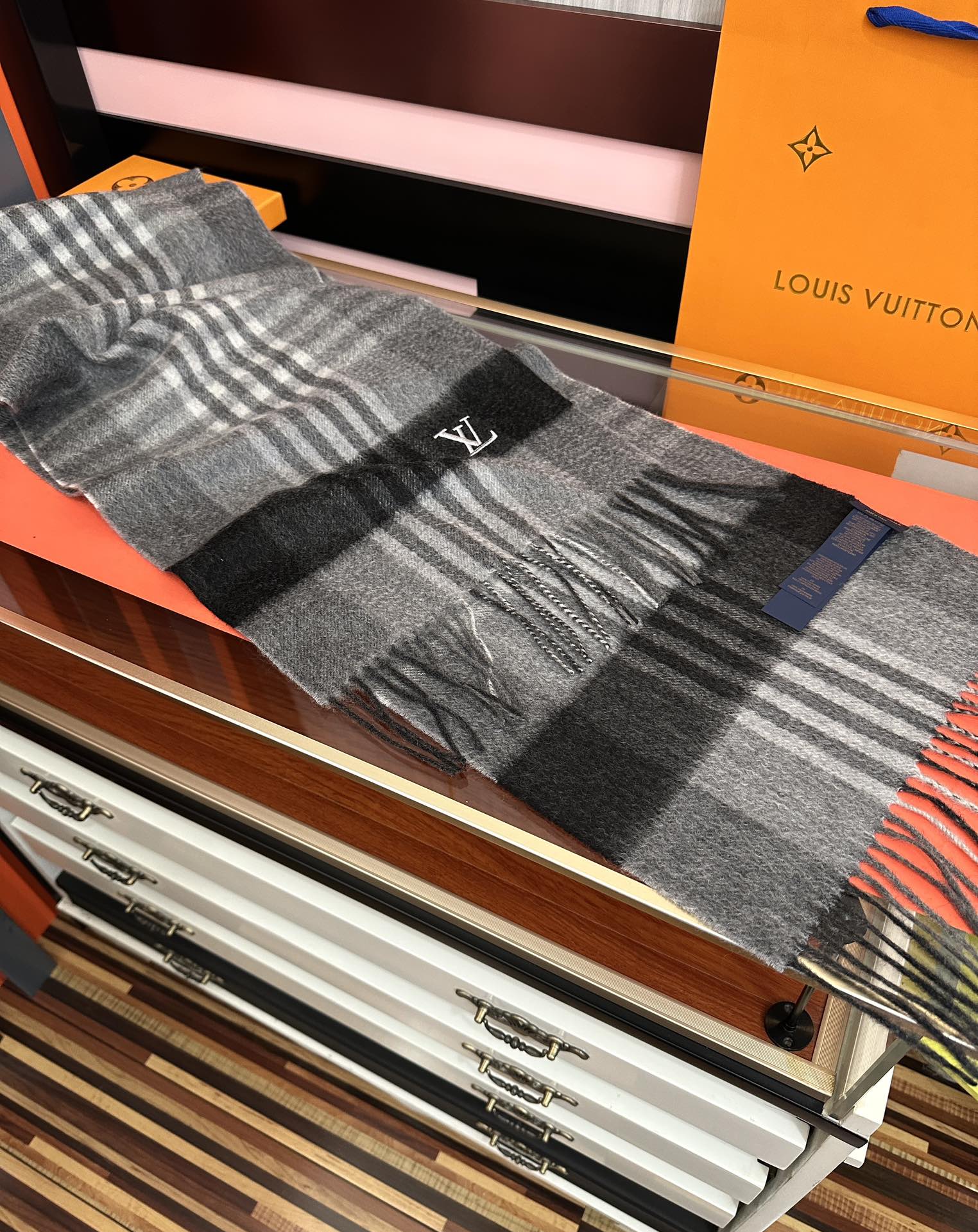 上新。L家2025最爆款【采用内蒙古山羊绒】🎉男女士情侣款👫围巾‼️太美了😎让人耳目一新的感觉[色][色