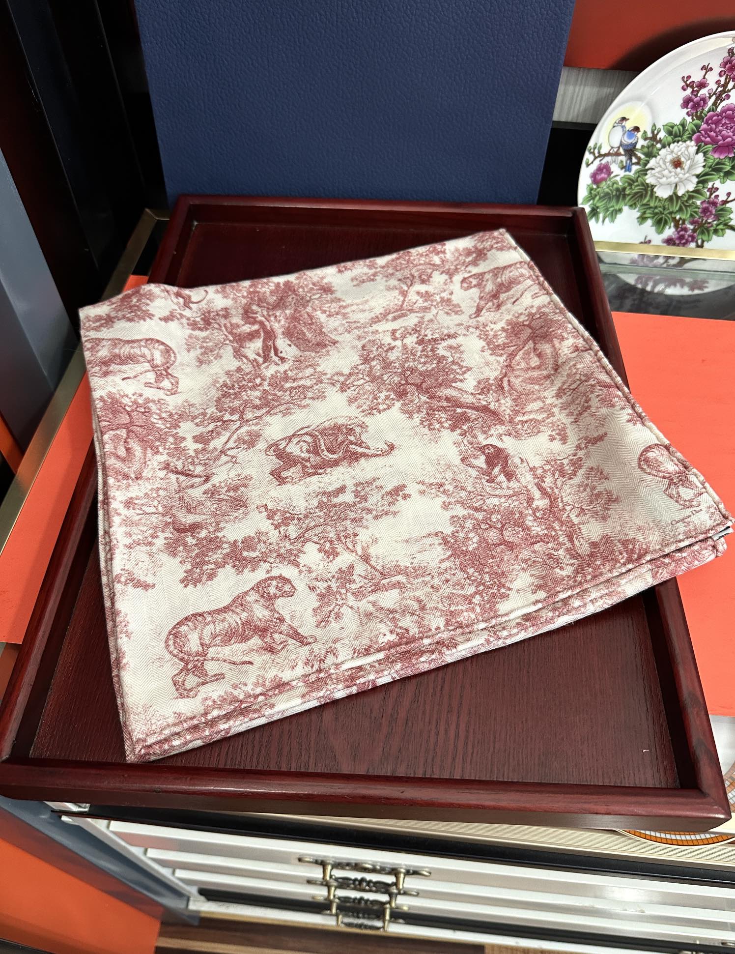 新款 2025迪奥。双面同色【动物丛林】最流行的花型 太美了[吃瓜]下手一定要快[嘴唇]四季都可以用[勾