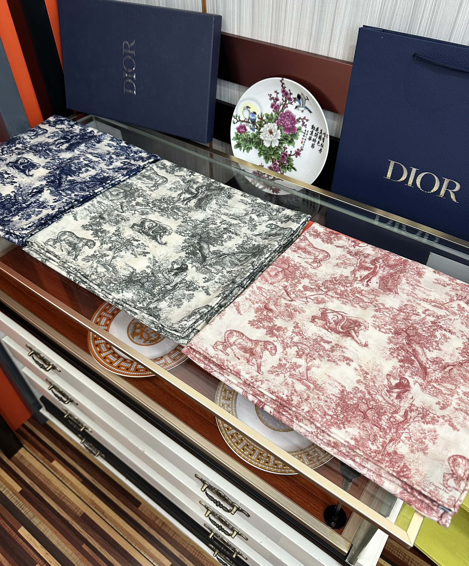 新款 2025迪奥。双面同色【动物丛林】最流行的花型 太美了[吃瓜]下手一定要快[嘴唇]四季都可以用[勾