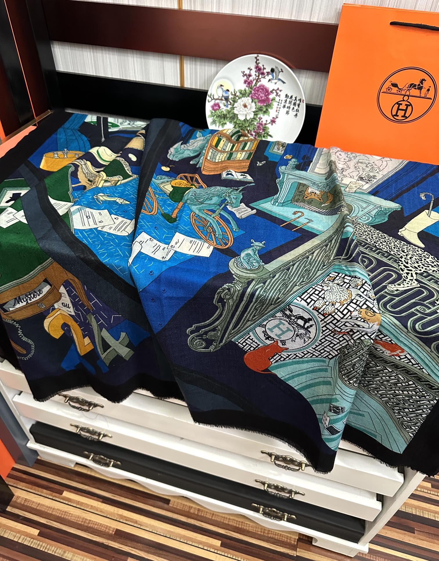 。 爱马士2025 最新款【24号之谜】顶级设计太美了，真心赞👍😘💍实物真心美 🎀披肩配以印花💓💃🏻无论