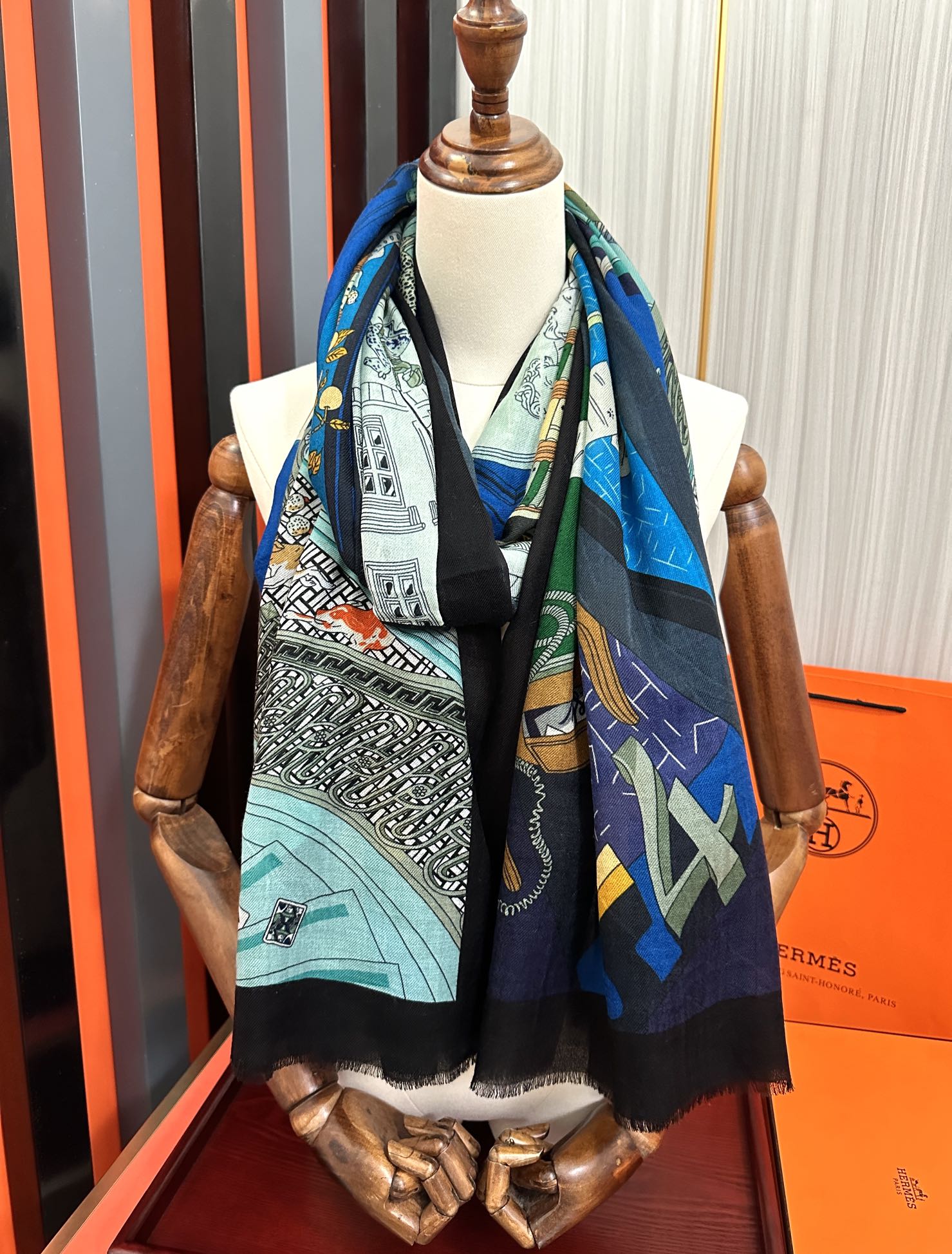 。 爱马士2025 最新款【24号之谜】顶级设计太美了，真心赞👍😘💍实物真心美 🎀披肩配以印花💓💃🏻无论