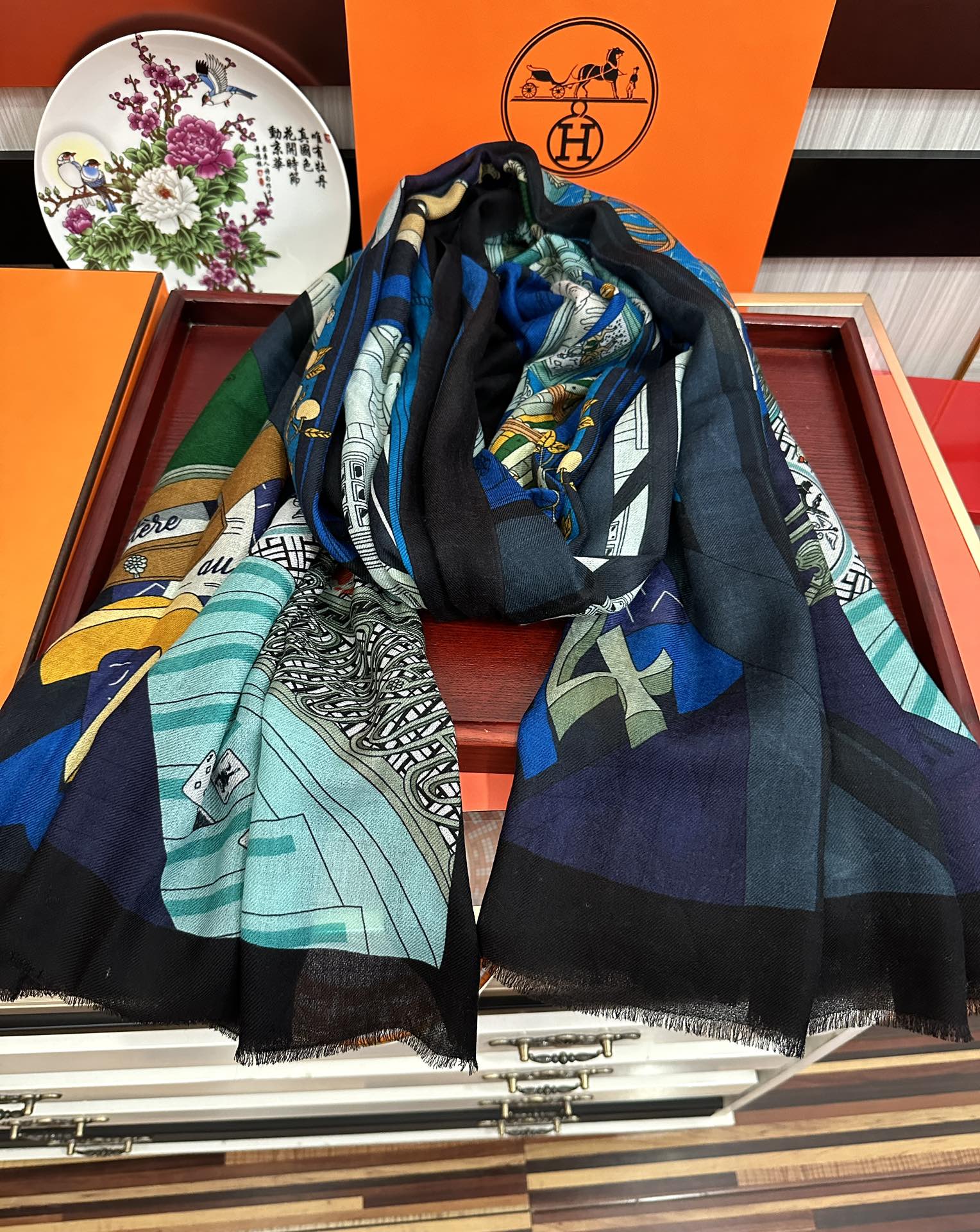 。 爱马士2025 最新款【24号之谜】顶级设计太美了，真心赞👍😘💍实物真心美 🎀披肩配以印花💓💃🏻无论