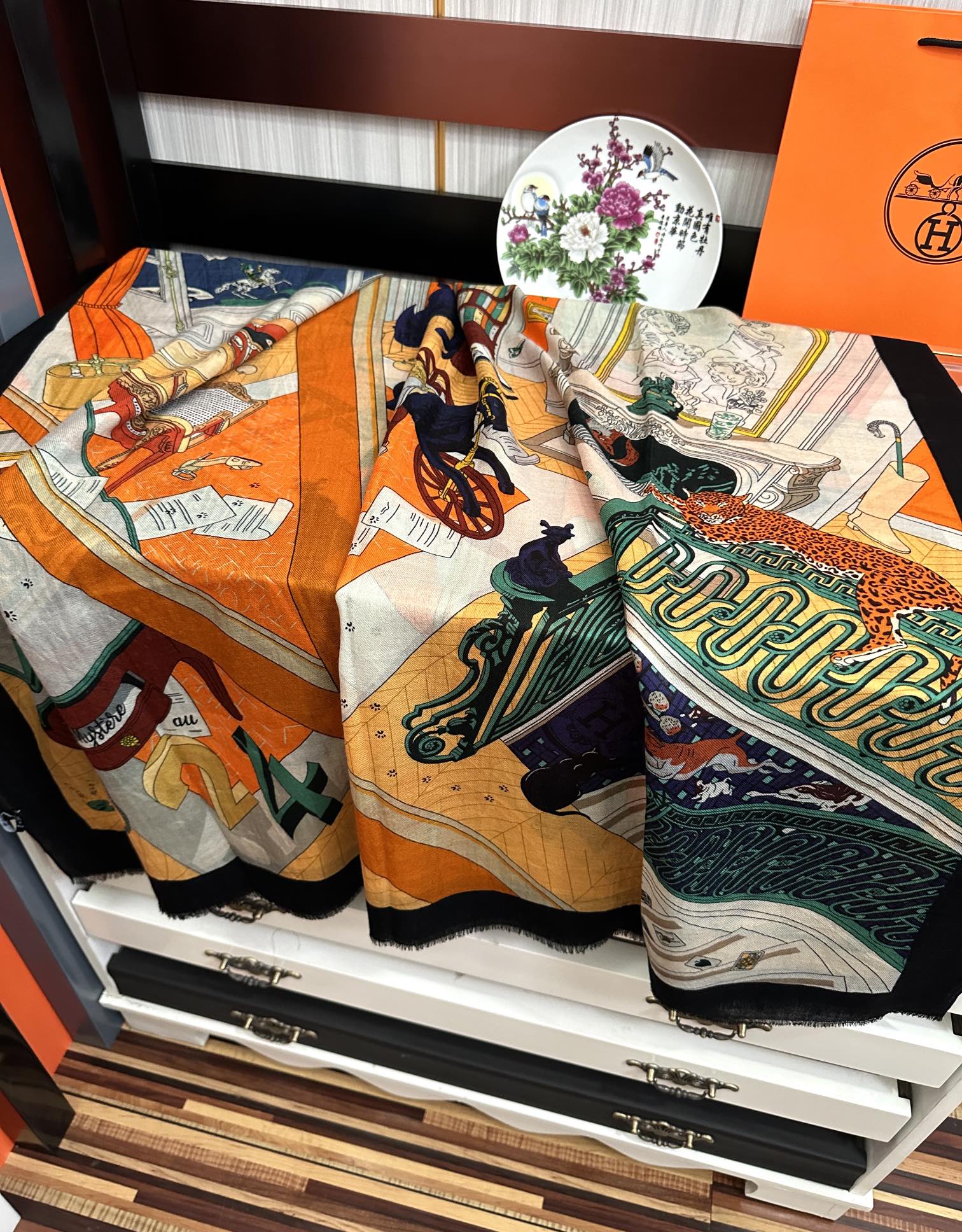 。 爱马士2025 最新款【24号之谜】顶级设计太美了，真心赞👍😘💍实物真心美 🎀披肩配以印花💓💃🏻无论